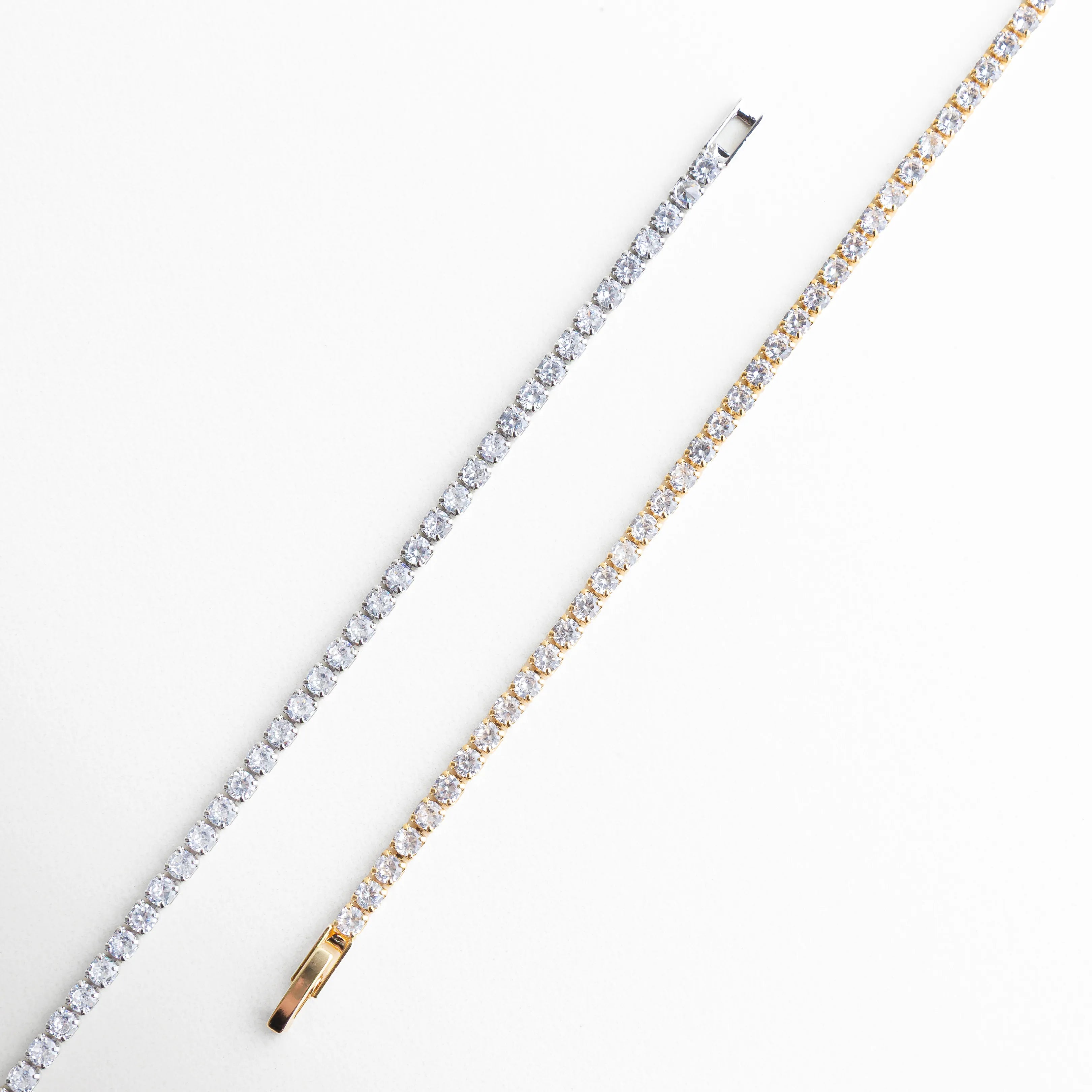 pulsera tennis dorada y plateada, joyería bicolor mujer, pulsera clásica elegante, accesorios versátiles joyería, pulsera fina de lujo, joyería sofisticada femenina, pulsera de tendencia, pulsera timeless