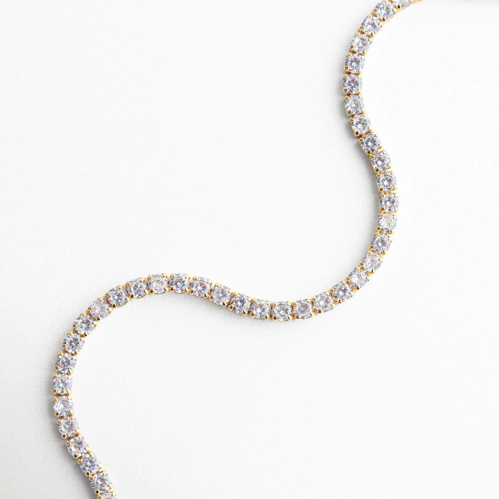 pulsera tennis extendida, pulsera plateada flexible, joyería brillante moderna, pulsera elegante larga, accesorios femeninos plateados, pulsera con caída natural, joyería minimal chic, pulsera refinada