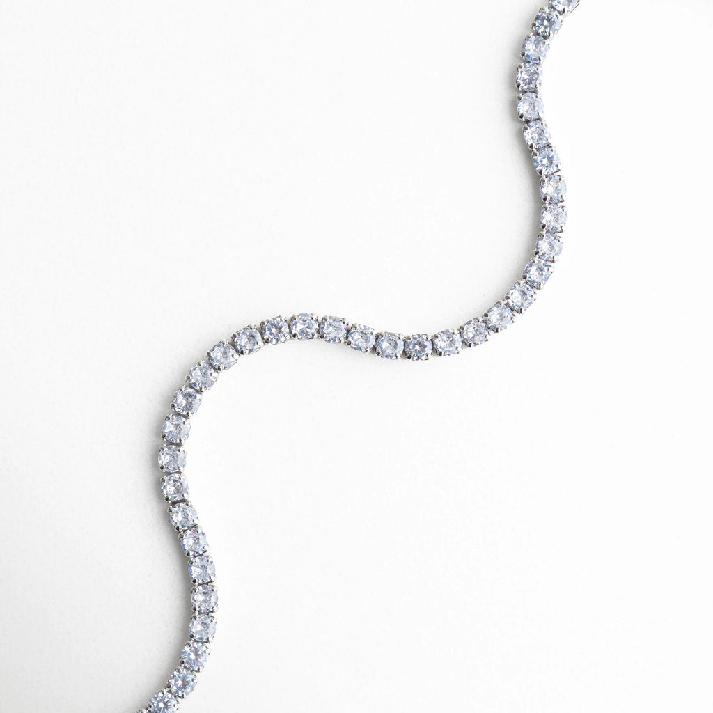 pulsera tennis extendida, pulsera plateada flexible, joyería brillante moderna, pulsera elegante larga, accesorios femeninos plateados, pulsera con caída natural, joyería minimal chic, pulsera refinada