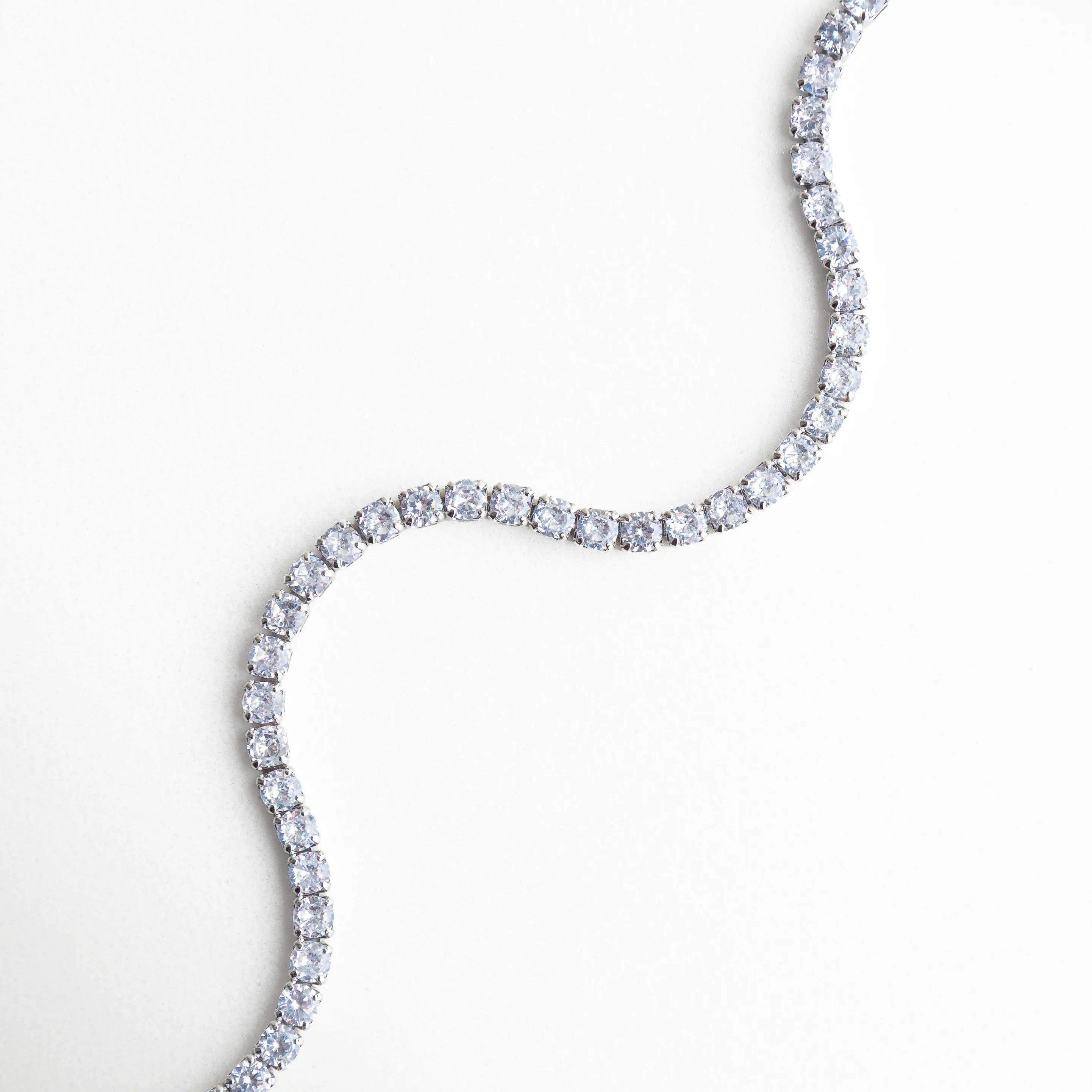 pulsera tennis extendida, pulsera plateada flexible, joyería brillante moderna, pulsera elegante larga, accesorios femeninos plateados, pulsera con caída natural, joyería minimal chic, pulsera refinada