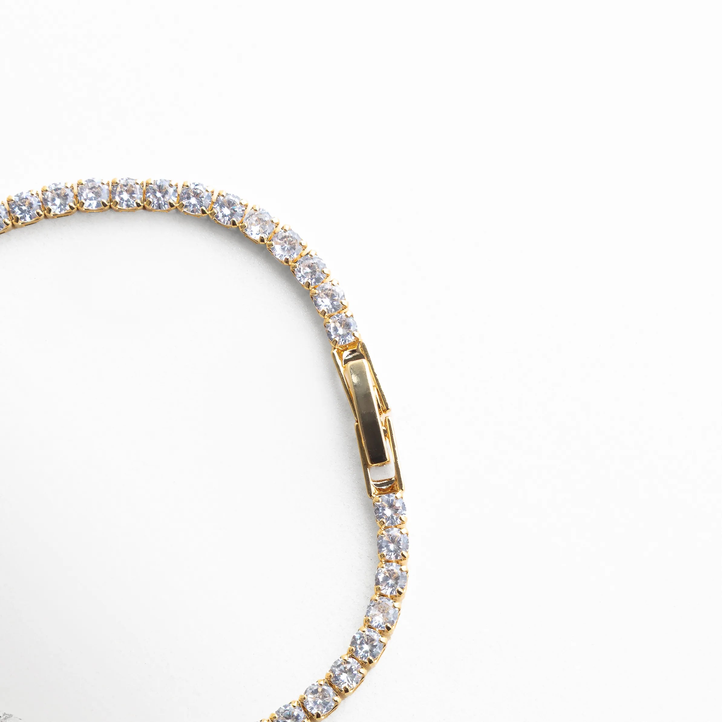 pulsera tennis broche, detalle cierre pulsera, joyería plateada fina, pulsera elegante con cierre, accesorios sofisticados mujer, pulsera clásica chic, joyería femenina luminosa, pulsera de diseño elegante