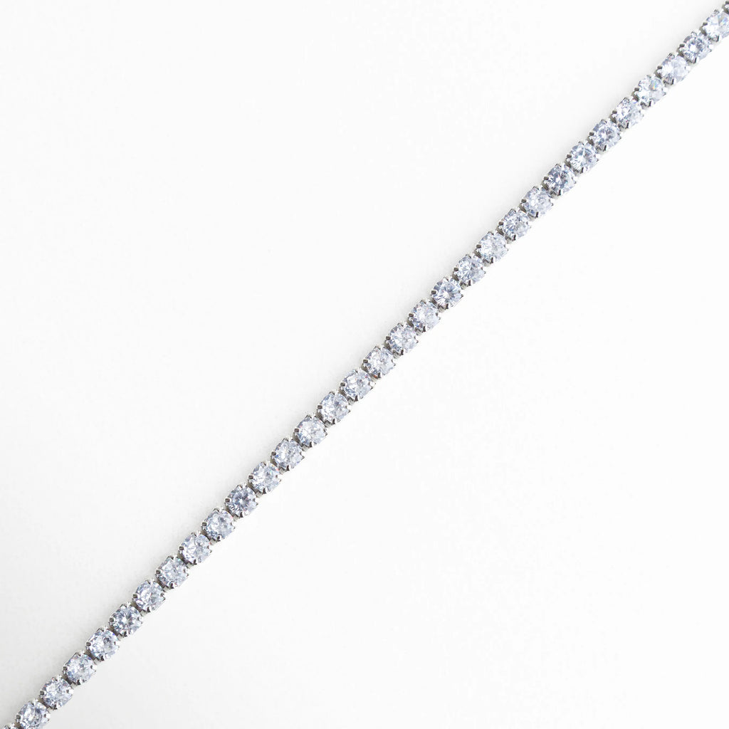 pulsera tennis larga, joyería plateada con cristales, pulsera elegante minimal, accesorios plateados refinados, pulsera femenina sofisticada, joyería atemporal mujer, pulsera con brillo continuo, pulsera clásica moderna