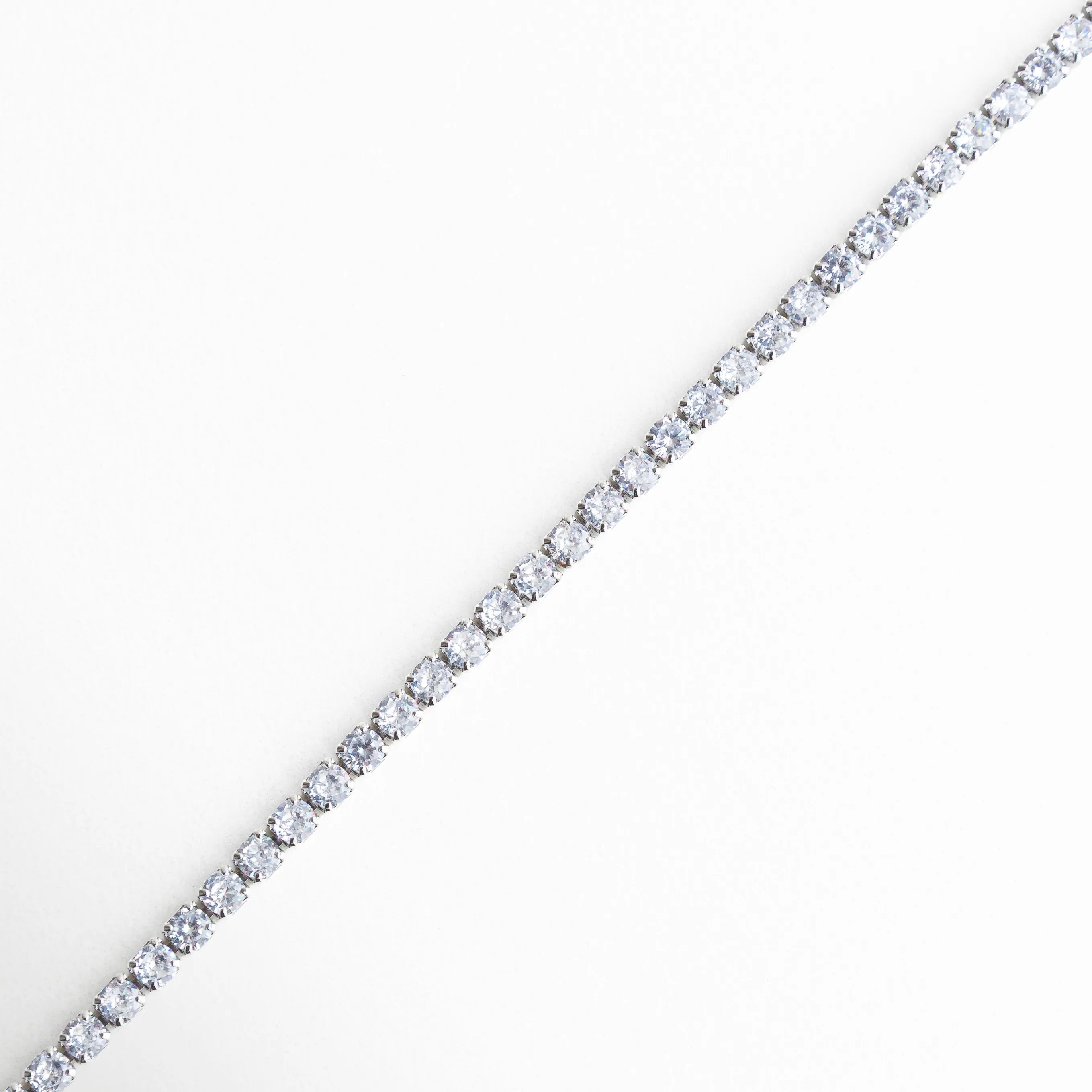 pulsera tennis larga, joyería plateada con cristales, pulsera elegante minimal, accesorios plateados refinados, pulsera femenina sofisticada, joyería atemporal mujer, pulsera con brillo continuo, pulsera clásica moderna