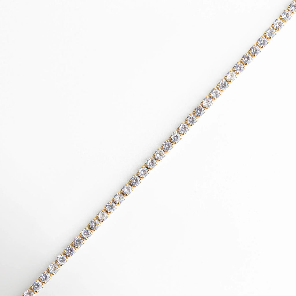 pulsera tennis larga, joyería plateada con cristales, pulsera elegante minimal, accesorios plateados refinados, pulsera femenina sofisticada, joyería atemporal mujer, pulsera con brillo continuo, pulsera clásica moderna