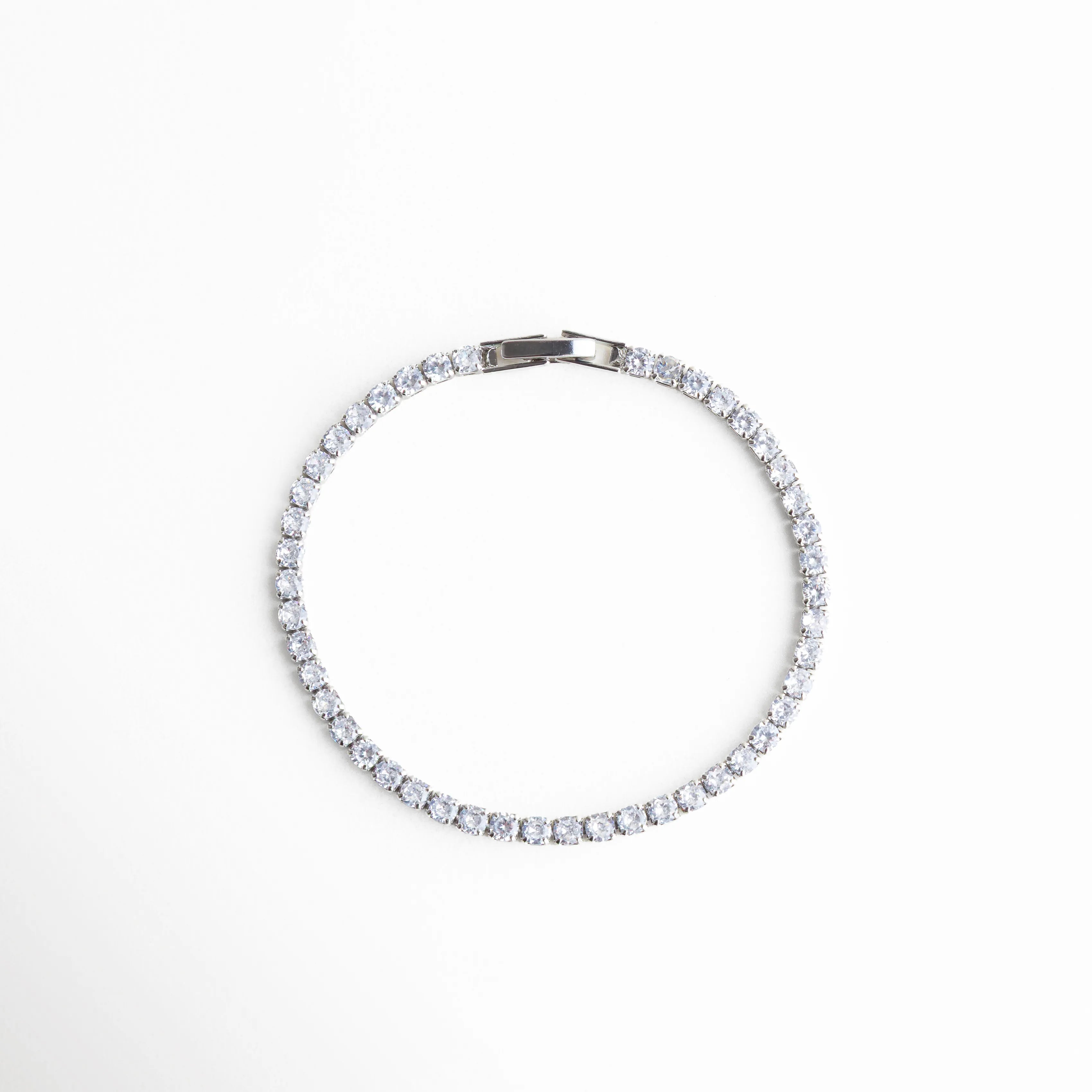 pulsera tennis circular, joyería plateada minimal, pulsera elegante mujer, accesorios plateados clásicos, pulsera chic diaria, joyería sofisticada, pulsera fina plateada, pulsera atemporal