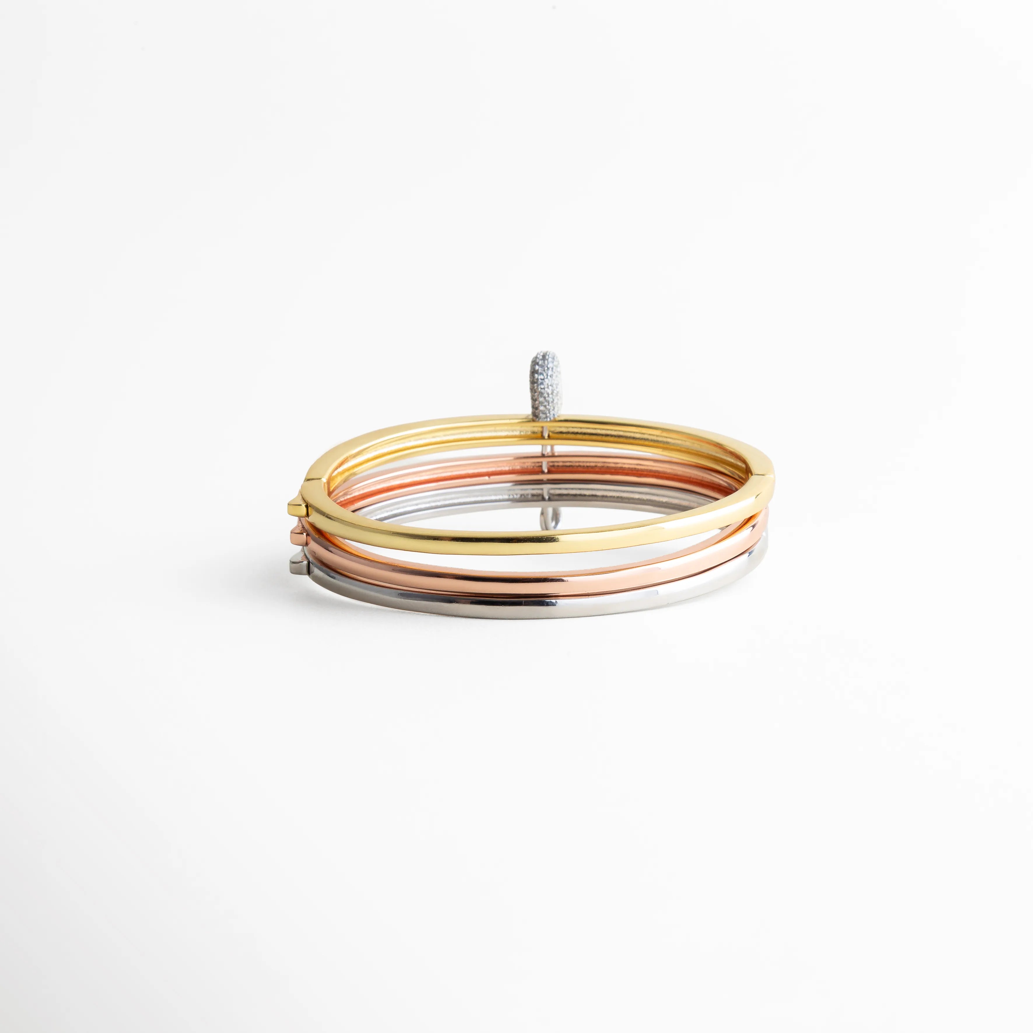 Vista trasera pulsera tritono con zirconias acabado en oro blanco rosa y dorado, Parte posterior pulsera elegante tricolor con estructura metálica y diseño limpio, Pulsera Zapangi tritono vista trasera con acabado brillante y diseño moderno, Vista posterior pulsera con zirconias diseño sofisticado en tres tonos metálicos, Detalle trasero pulsera elegante tricolor con estructura firme y acabado pulido