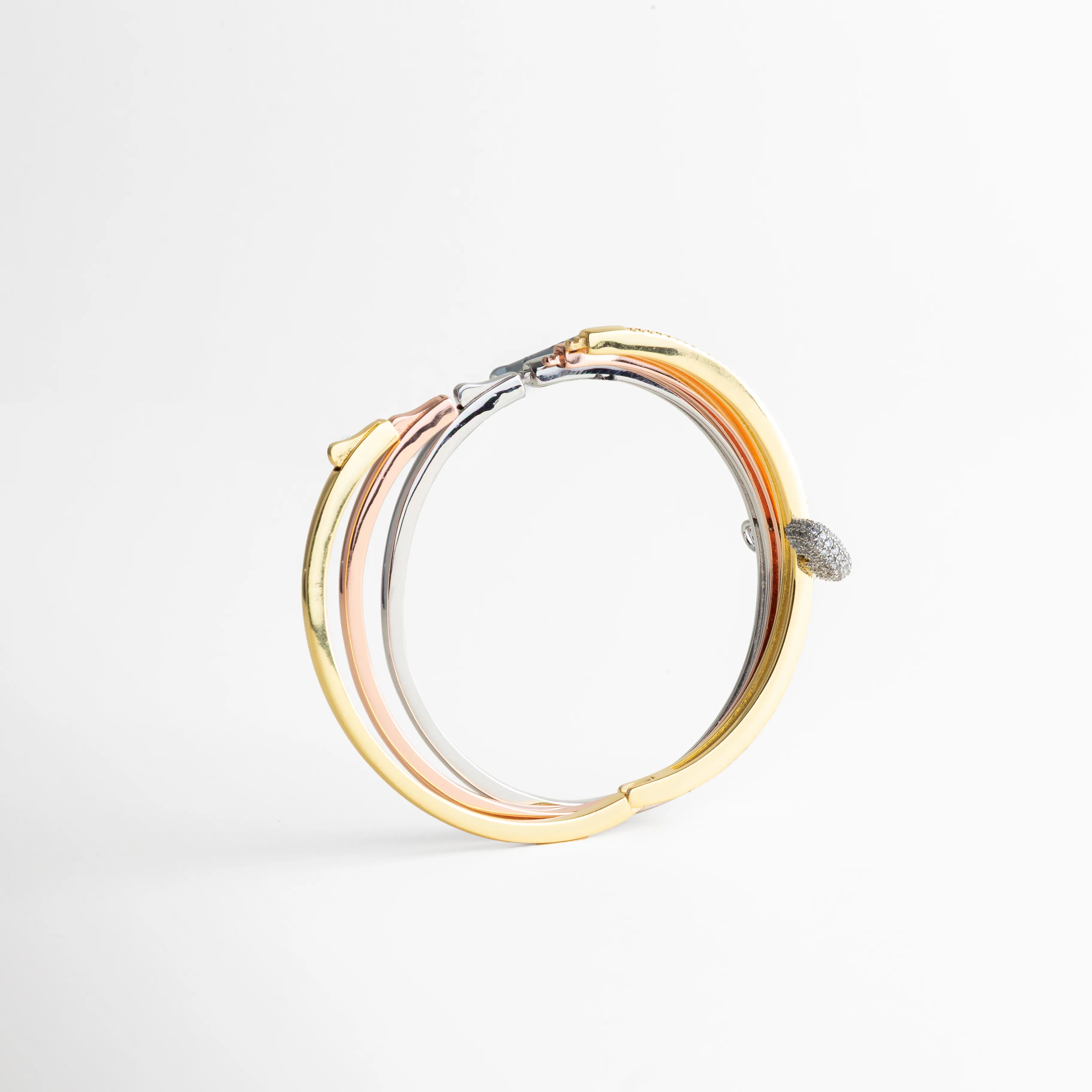 Vista superior pulsera tritono forma circular elegante con zirconias, Pulsera completa desde arriba con acabado oro blanco rosa y dorado, Diseño circular pulsera moderna con incrustaciones brillantes, Pulsera elegante vista superior con estilo sofisticado mujer, Forma completa pulsera tricolor con brillo delicado