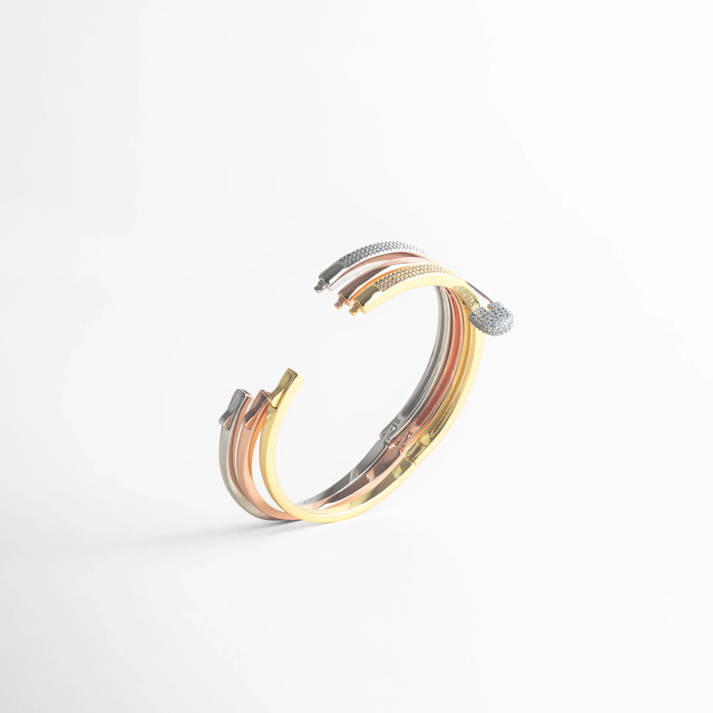 Pulsera abierta tritono ajustable con diseño moderno mujer, Vista de ajuste pulsera elegante con tres tonos metálicos, Pulsera flexible con zirconias diseño cómodo y sofisticado, Pulsera ajustable tricolor ligera y fácil de usar, Diseño abierto pulsera femenina con acabado brillante