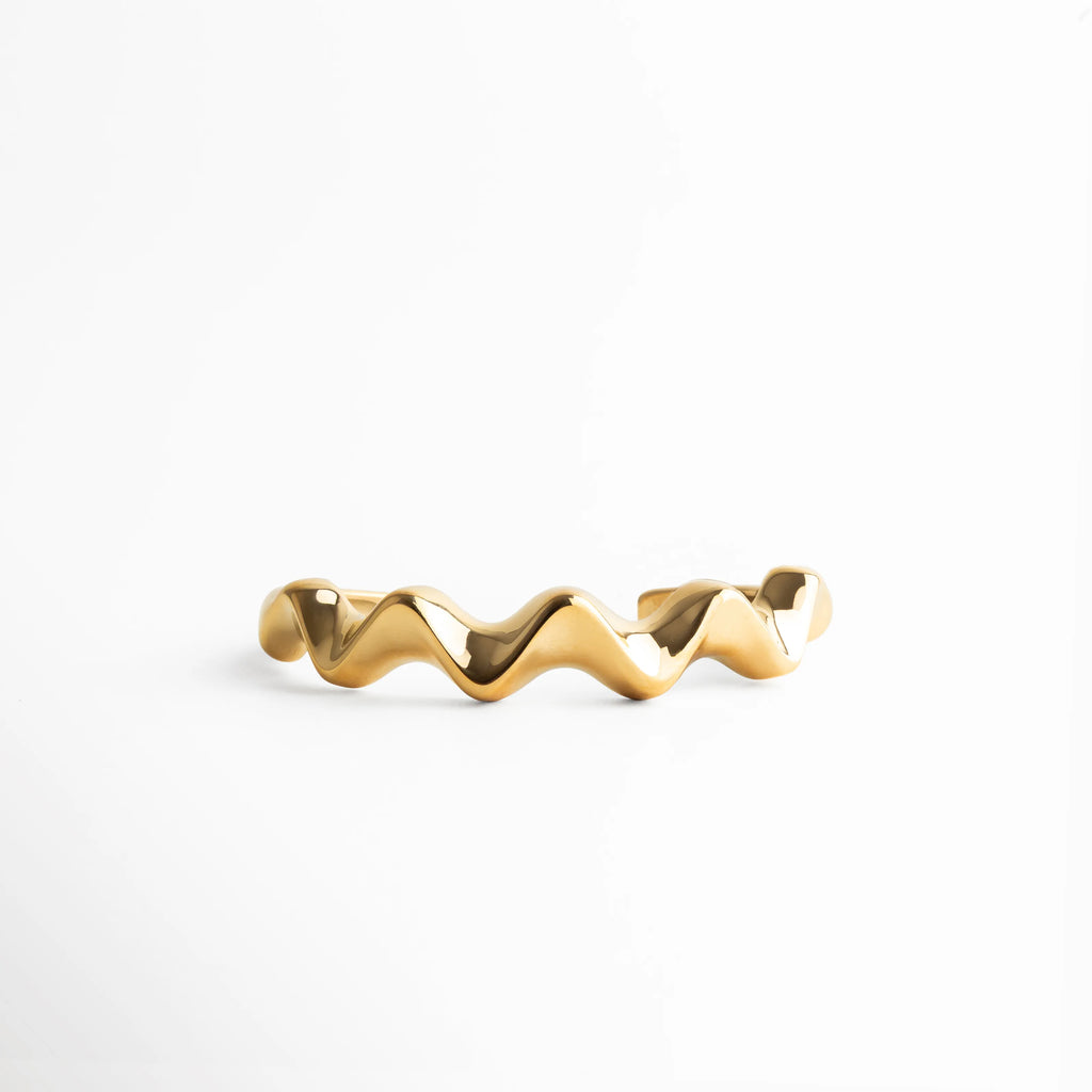 pulsera dorada con ondas, pulsera orgánica, diseño ondulado joyería, pulsera moderna mujer, accesorios dorados de diseño, joyería contemporánea