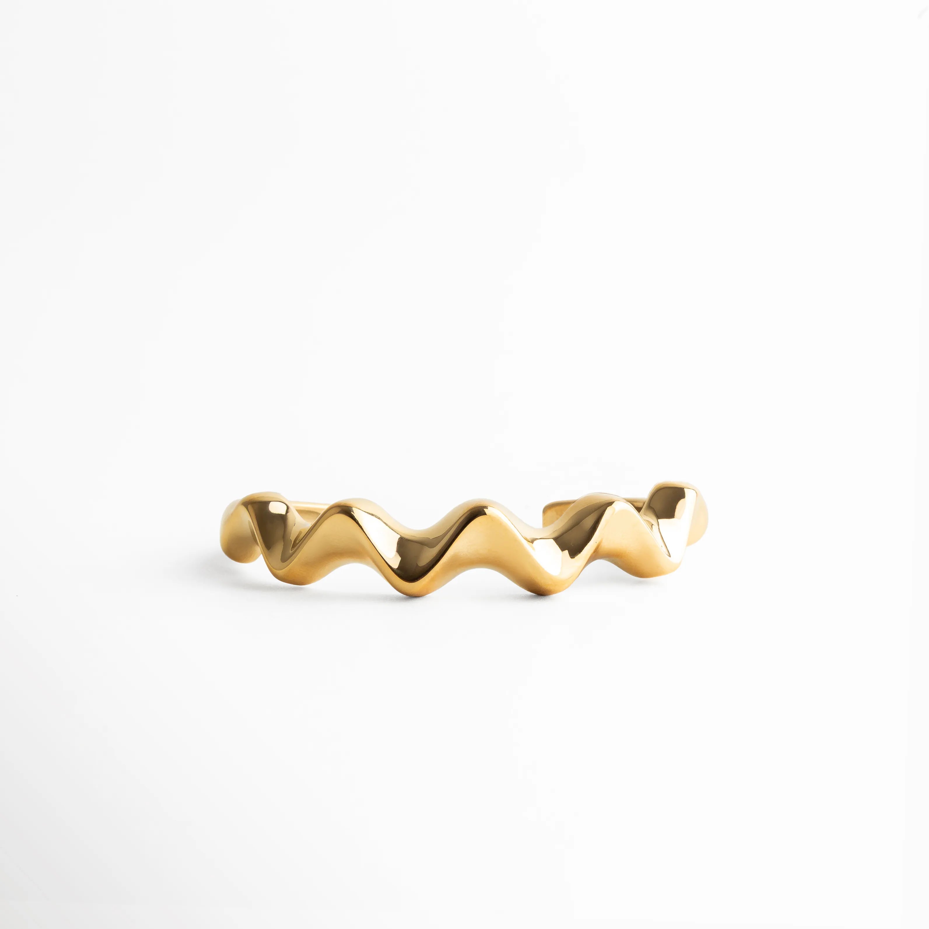 pulsera dorada con ondas, pulsera orgánica, diseño ondulado joyería, pulsera moderna mujer, accesorios dorados de diseño, joyería contemporánea