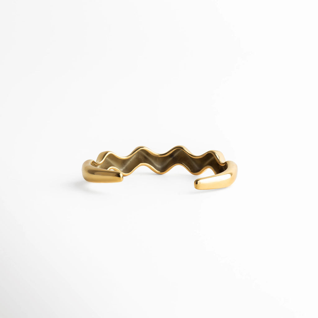 pulsera dorada frontal, pulsera de diseño moderno, joyería elegante mujer, pulsera escultórica fina, accesorios sofisticados, joyería dorada atemporal