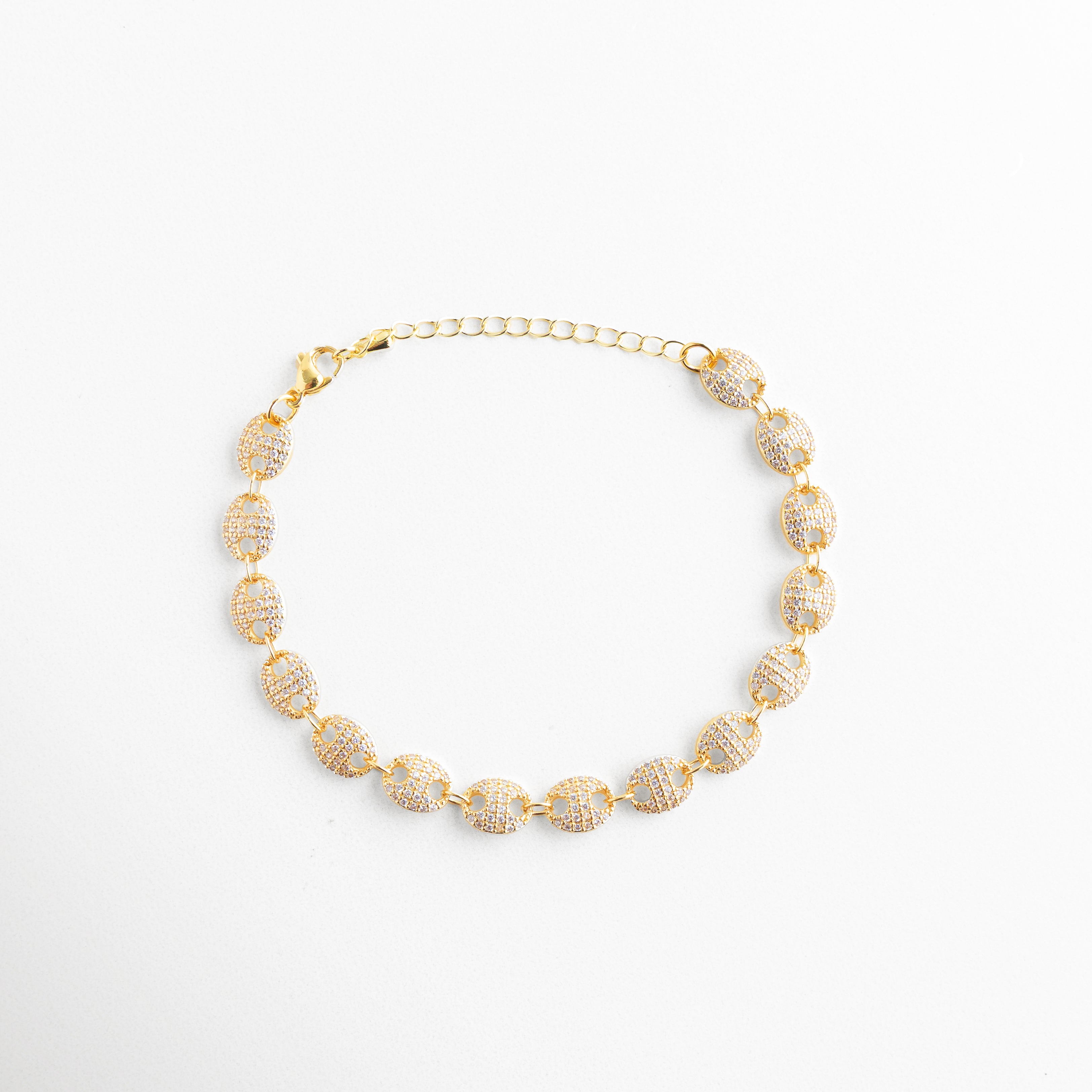 Pulsera circular cerrada vista superior, Forma completa de pulsera con eslabones dorados, Pulsera elegante cerrada con zirconias, Diseño armónico de pulsera joyería, Pulsera de círculos vista completa