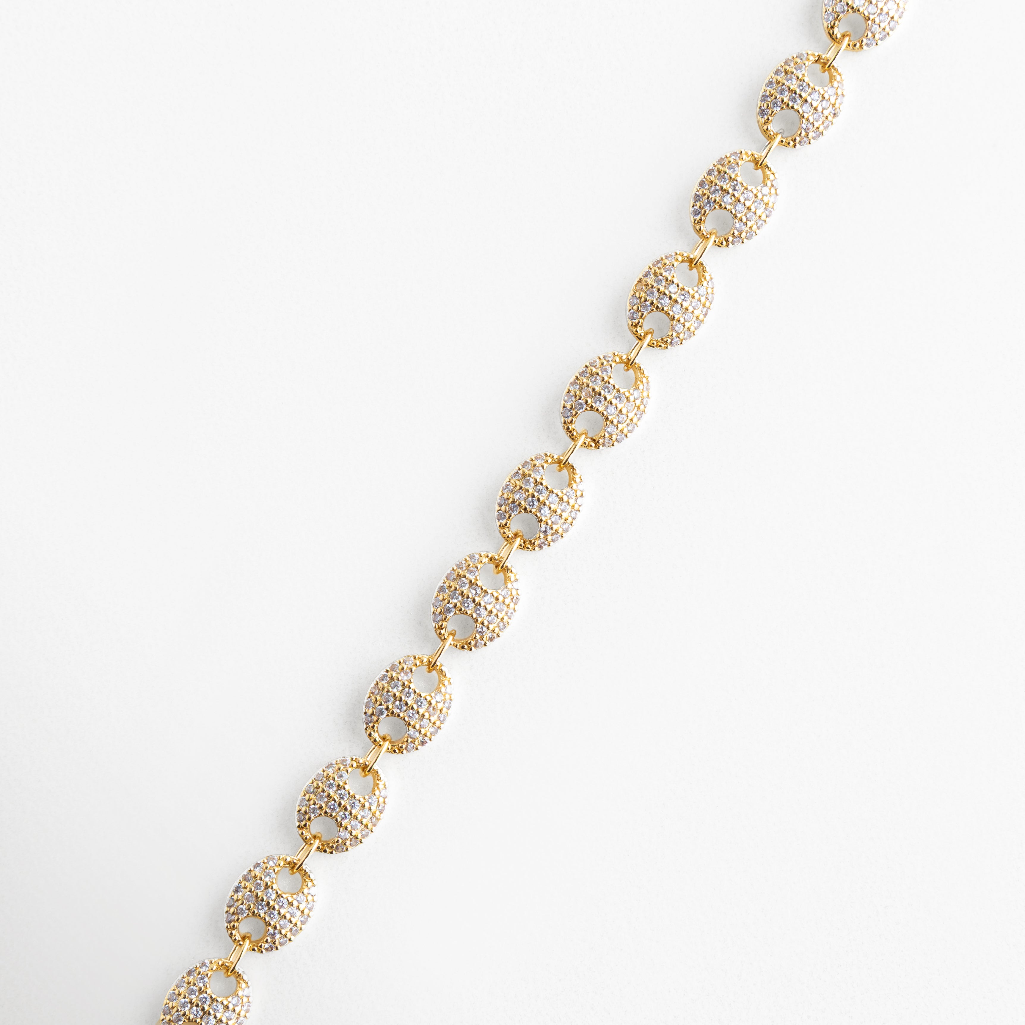 Pulsera dorada con eslabones circulares y zirconias, Pulsera elegante de círculos con incrustaciones brillantes, Pulsera de joyería fina con diseño geométrico, Pulsera sofisticada con zirconias engastadas, Pulsera femenina dorada de estilo europeo 
