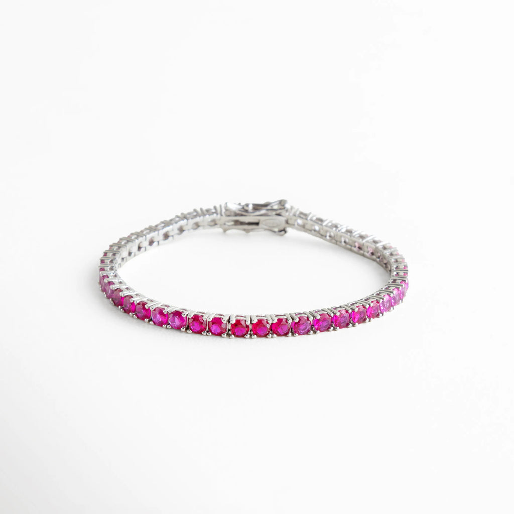 pulsera tennis rosa, pulsera plateada con piedras rosas, joyería colorida elegante, pulsera femenina sofisticada, pulsera con brillo continuo, accesorios rosas mujer, joyería luminosa moderna, pulsera delicada con color