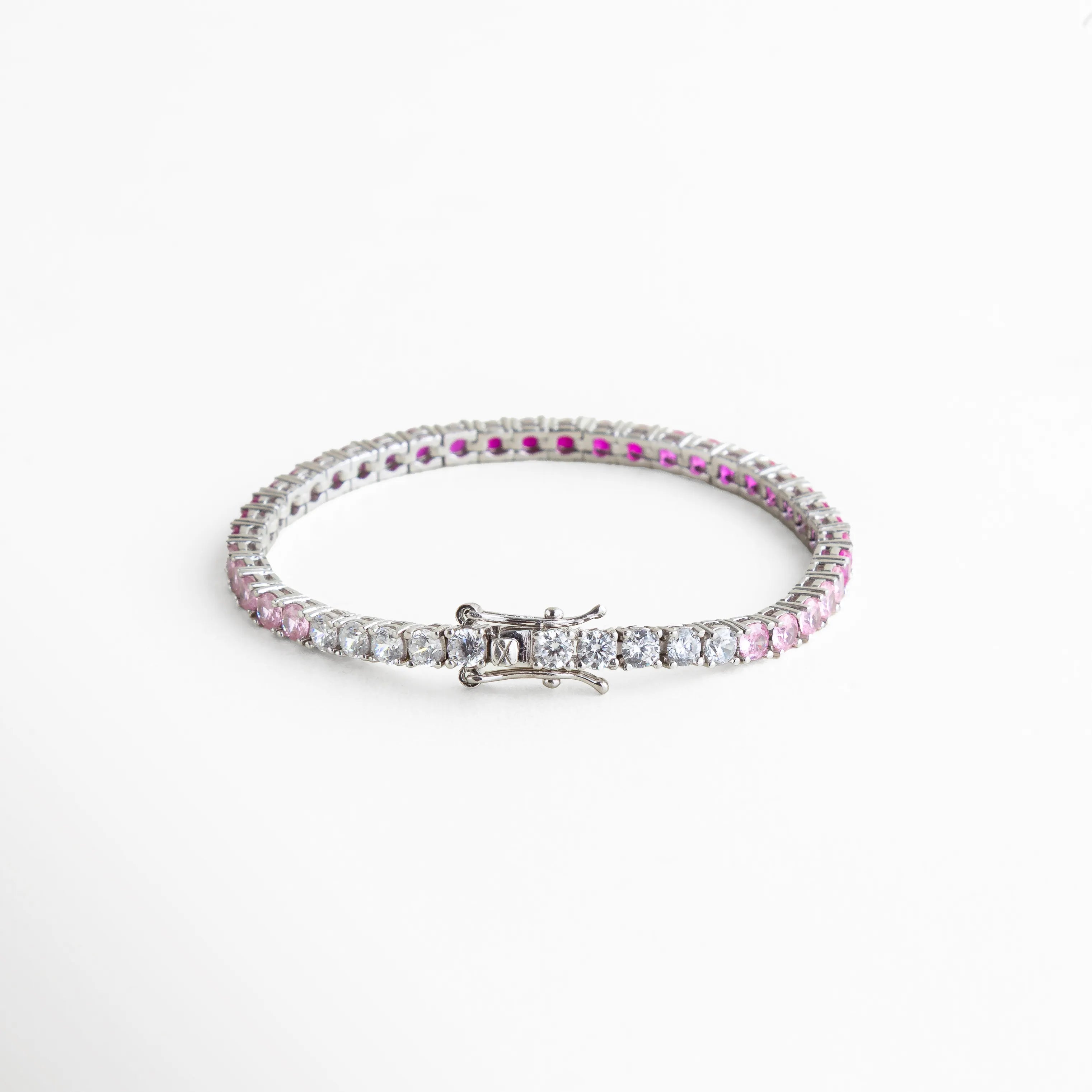 pulsera tennis vista superior, pulsera elegante con piedras rosas, joyería plateada femenina, pulsera clásica moderna, accesorios sofisticados mujer, pulsera rosa chic, joyería refinada, pulsera atemporal con color