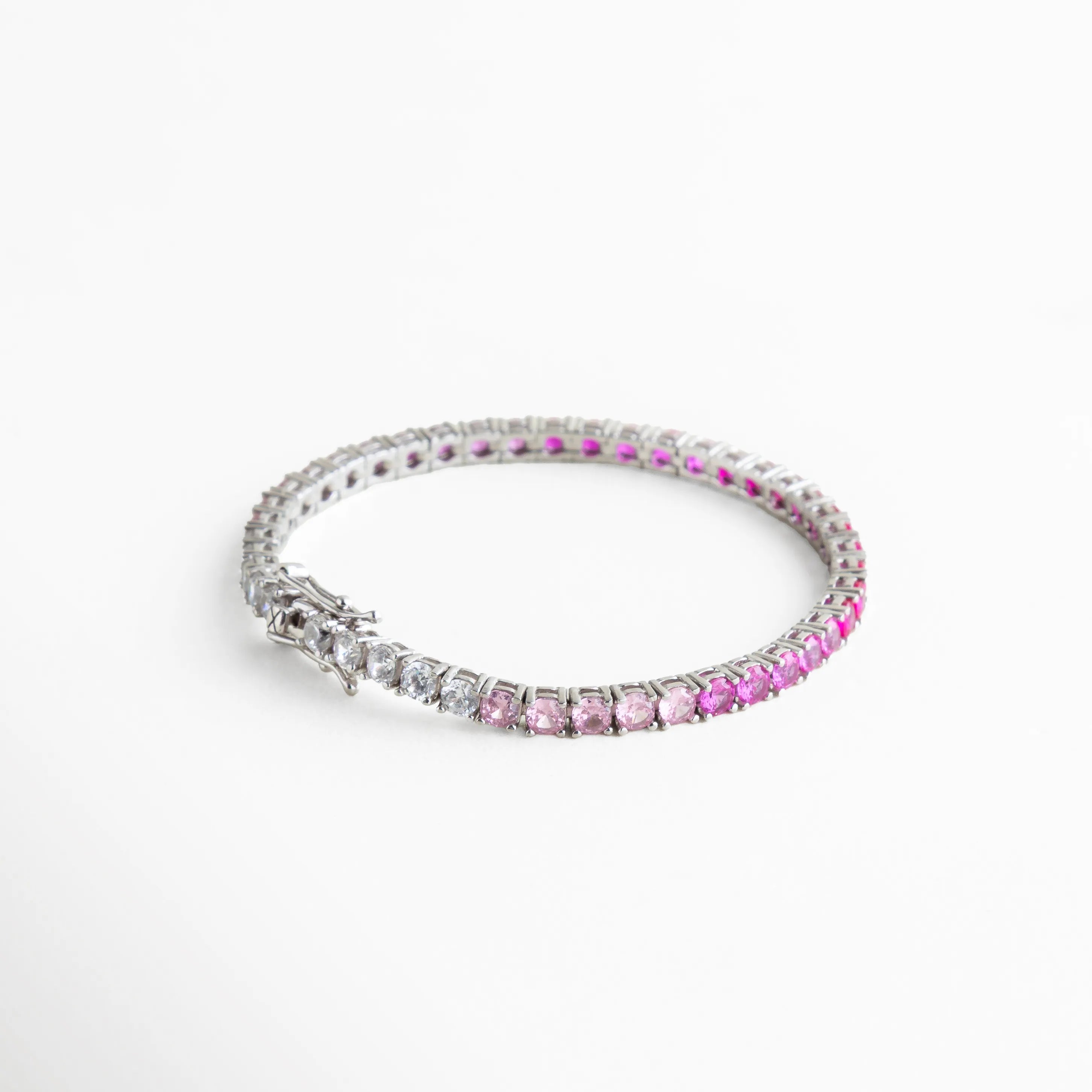 pulsera tennis circular, pulsera rosa elegante, joyería plateada con color, pulsera femenina moderna, accesorios rosas sofisticados, pulsera chic diaria, joyería brillante mujer, pulsera refinada