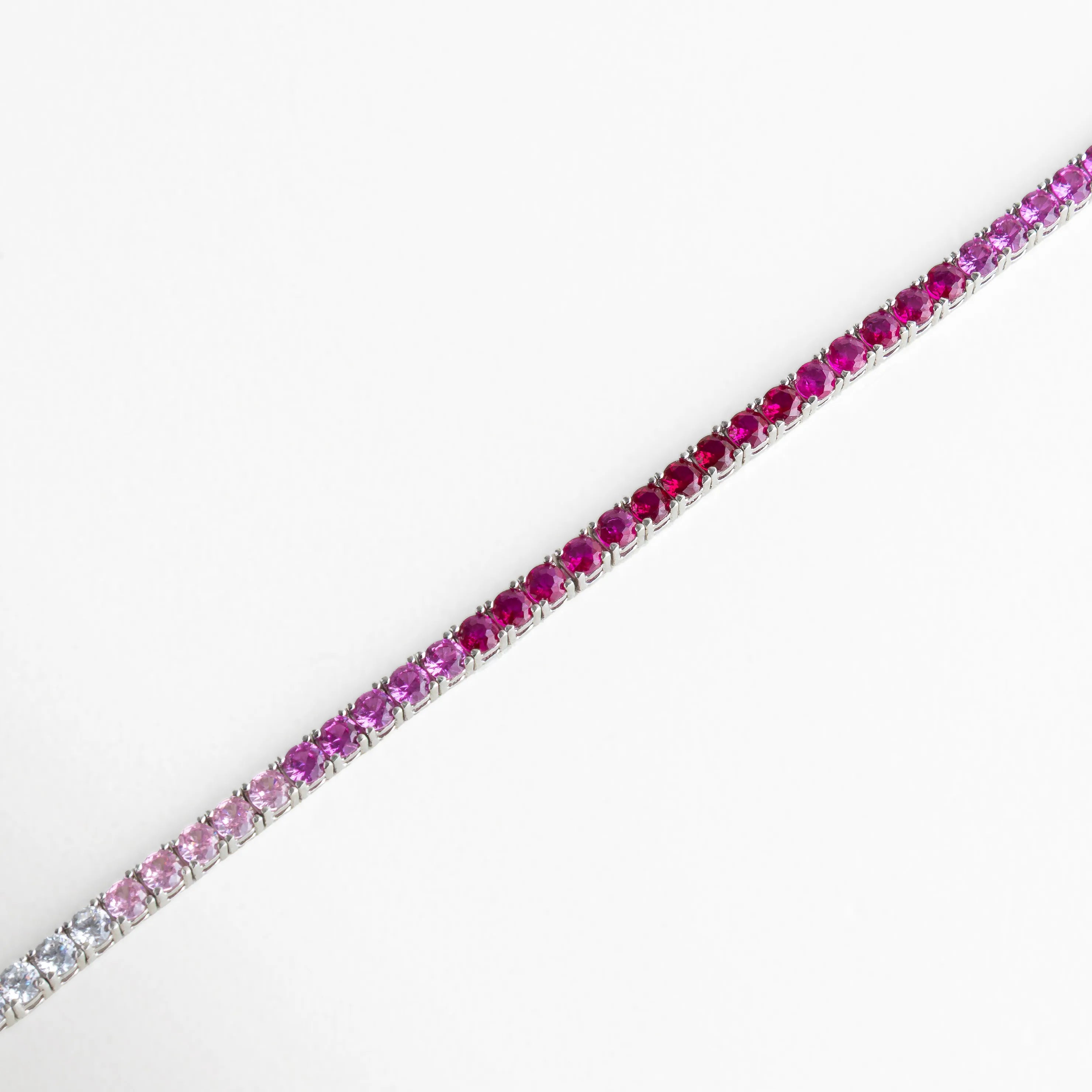 pulsera tennis extendida, pulsera rosa larga, joyería brillante moderna, pulsera con piedras alineadas, accesorios femeninos con color, pulsera elegante flexible, joyería minimal colorida, pulsera statement delicada