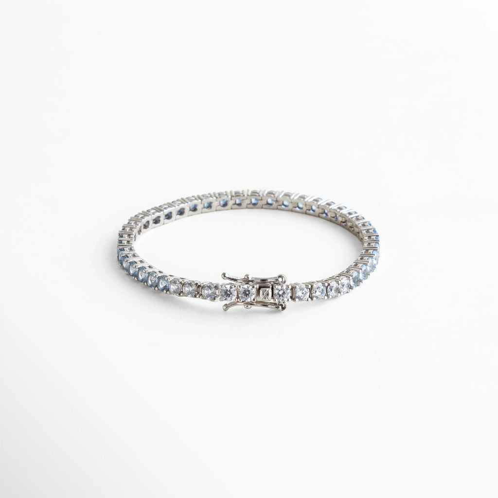 pulsera tennis circular, pulsera azul elegante, joyería plateada con color, pulsera femenina moderna, accesorios azules sofisticados, pulsera chic diaria, joyería brillante mujer, pulsera atemporal