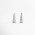 Vista frontal simétrica de aretes alargados con incrustaciones de zirconias brillantes, Par de pendientes de gota modernos en oro blanco 18k para eventos especiales, Arracadas de 4 cm con diseño de punta redondeada y brillo total de zirconias, Joyería contemporánea de cobre enchapado con pedrería fina transparente, Aretes colgantes de silueta orgánica con baño de metal precioso y cristales.