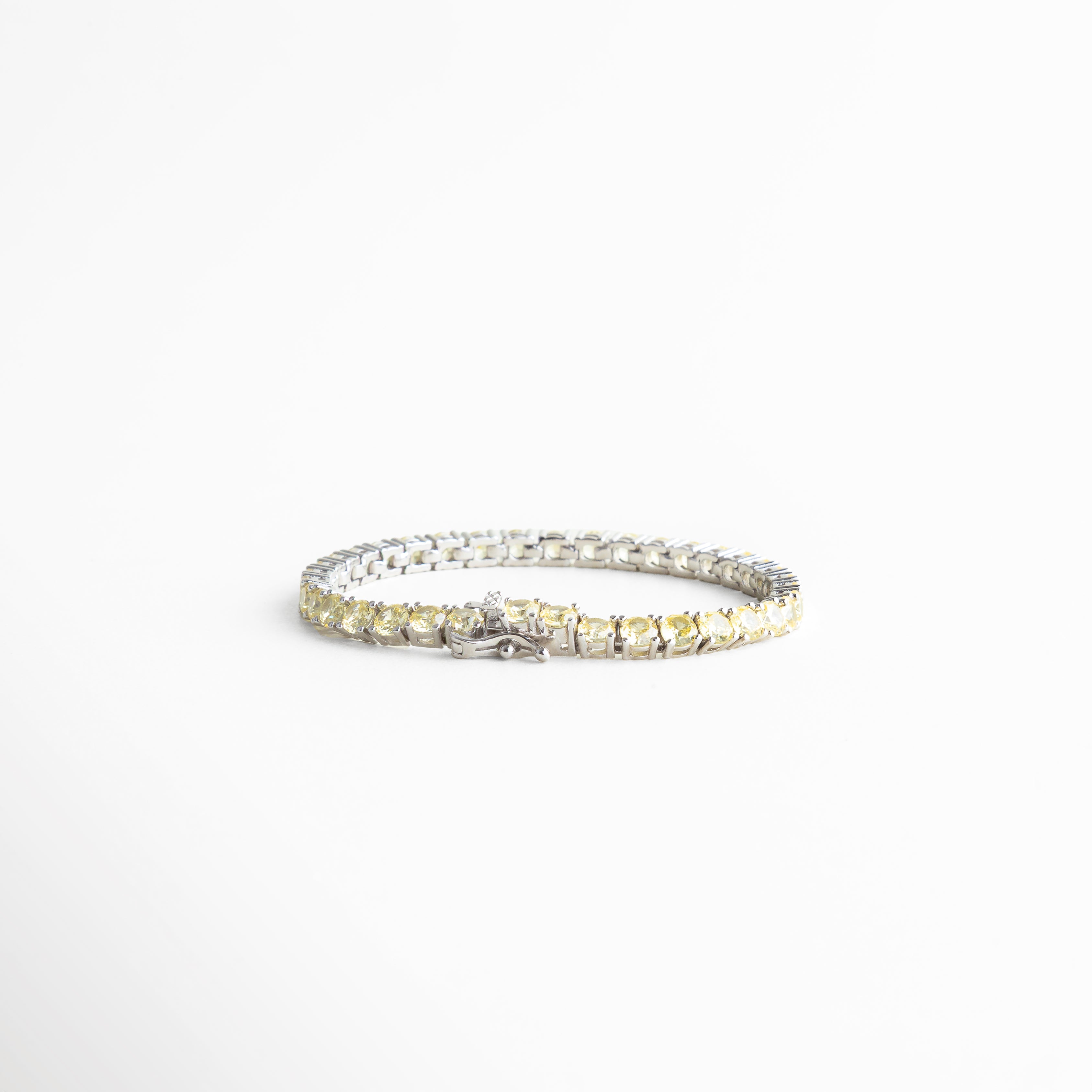 Detalle de zirconias engastadas en pulsera tennis, Acabado fino y pulido de pulsera con piedras, Close up de pulsera de joyería con zirconias, Detalle de pulsera elegante con brillo sutil, Pulsera tipo tennis detalle de engaste