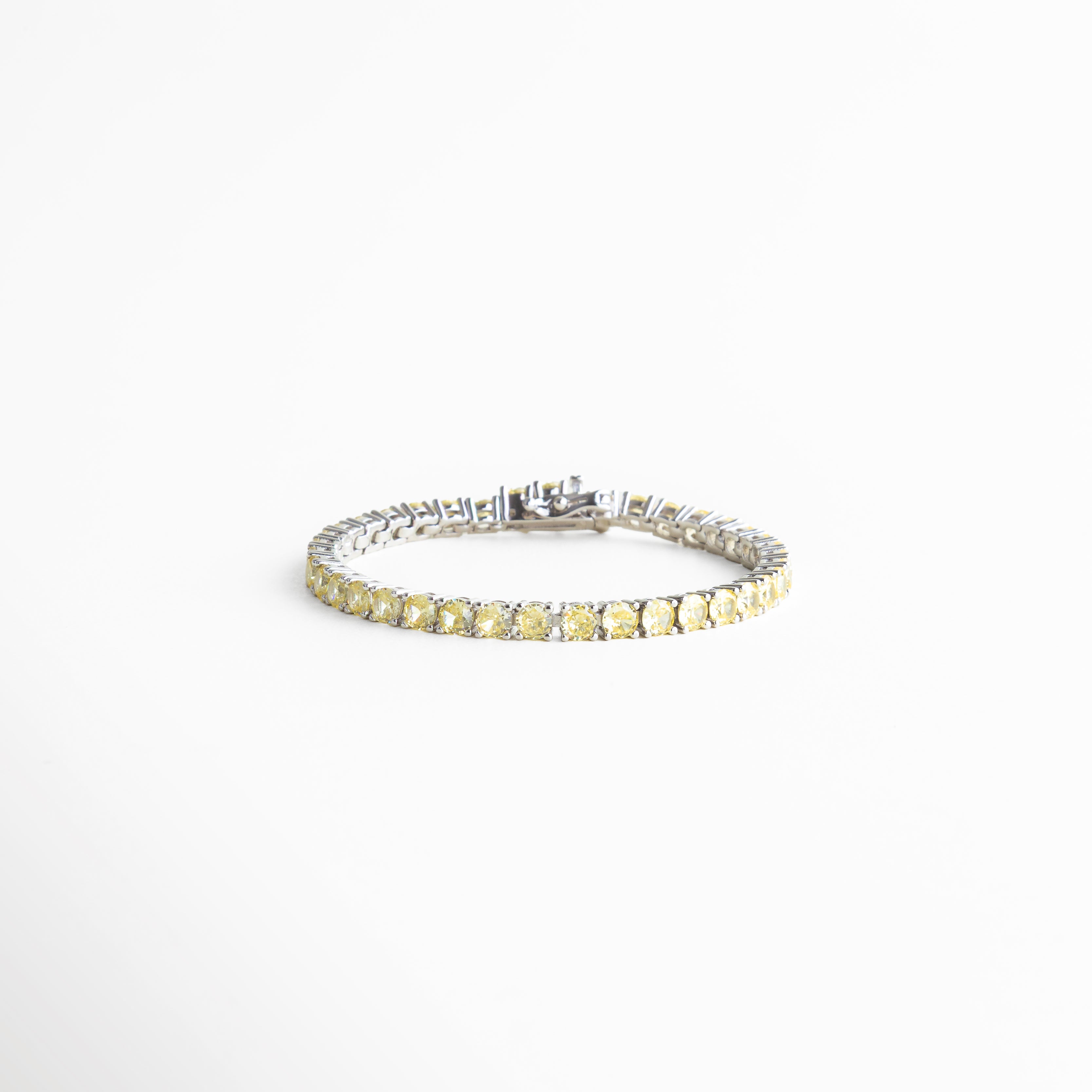 Pulsera tennis cerrada vista lateral, Diseño circular de pulsera con zirconias, Pulsera elegante vista cerrada sobre fondo blanco, Forma continua de pulsera tipo tennis, Pulsera joyería clásica vista completa