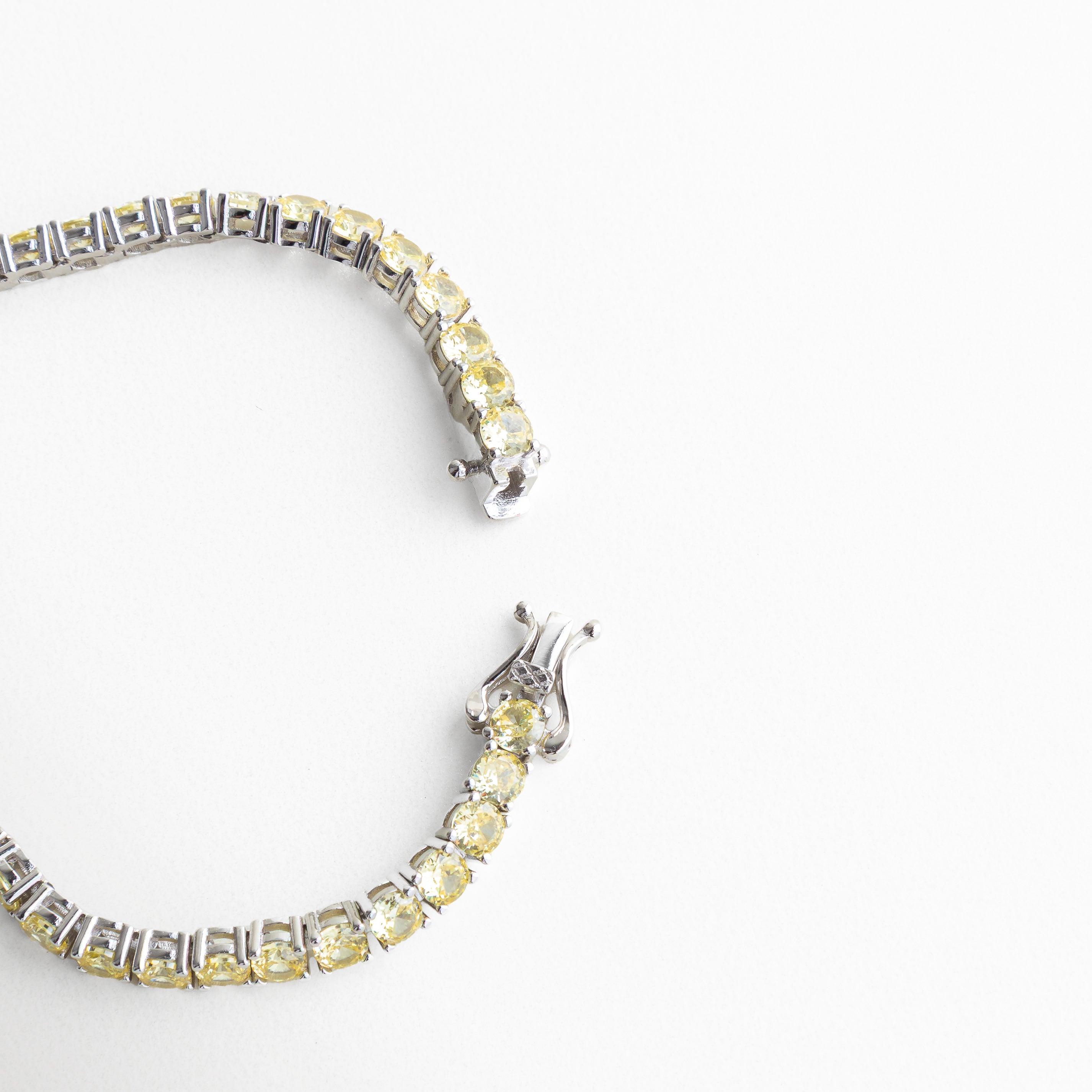 Broche de pulsera tennis joyería, Cierre seguro de pulsera con zirconias, Detalle de broche pulsera eleganteSistema de cierre pulsera tipo tennis, Broche metálico pulsera joyería fina 