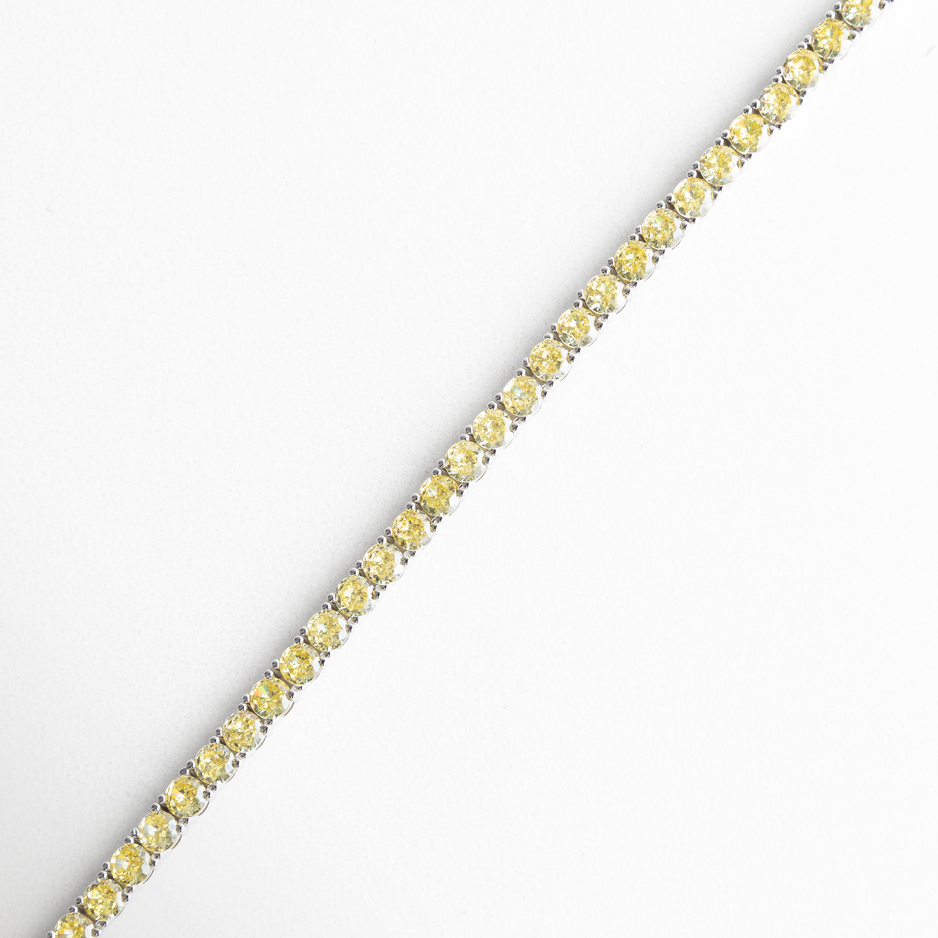 Pulsera tennis con zirconias engastadas en línea continua, Pulsera elegante de zirconias con acabado brillante, Pulsera tipo tennis joyería fina para mujer, Pulsera sofisticada con piedras tipo diamante, Pulsera clásica de zirconias diseño atemporal