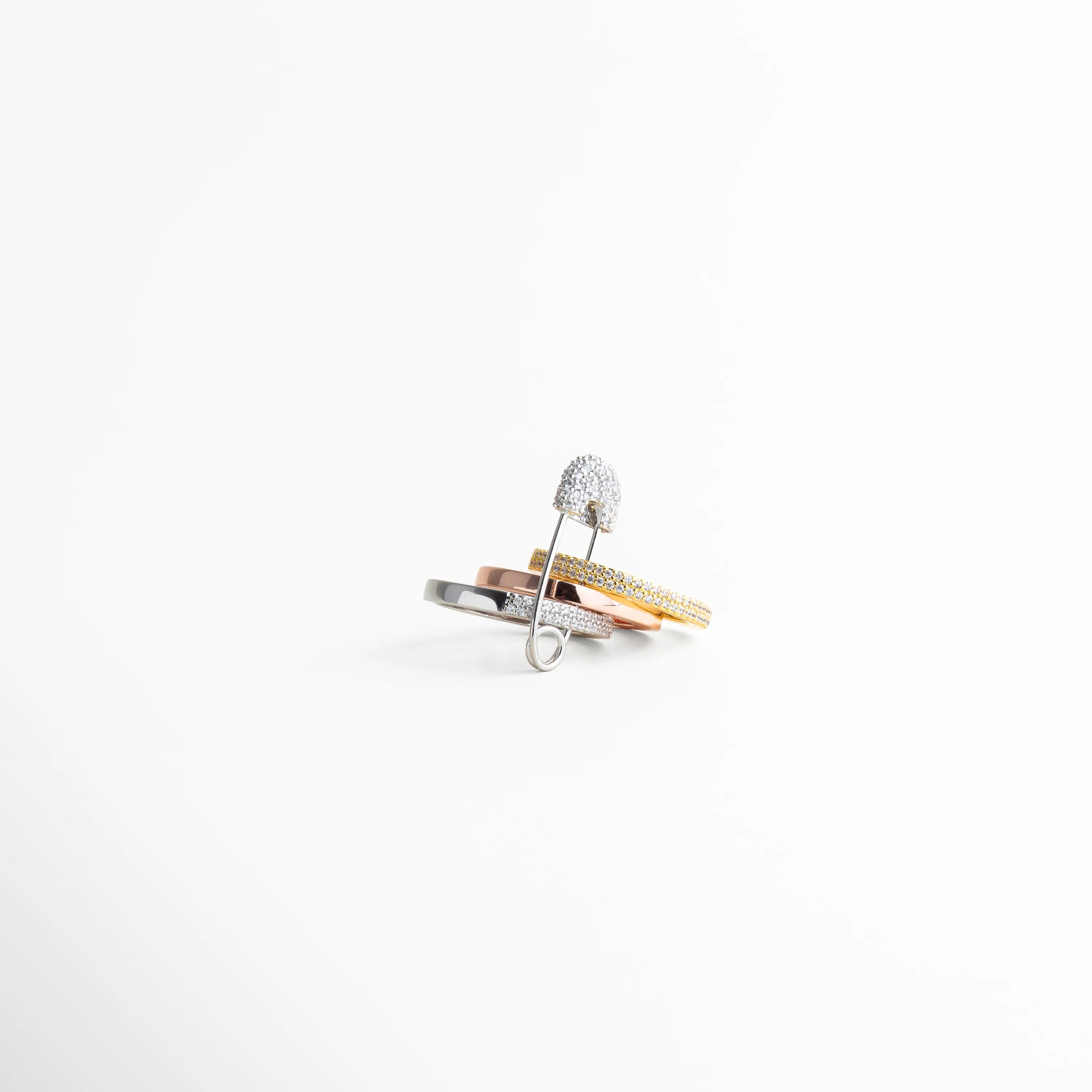 Vista lateral del anillo bicolor con combinación de tonos dorado y plateado, diseño estructural moderno y acabado elegante.