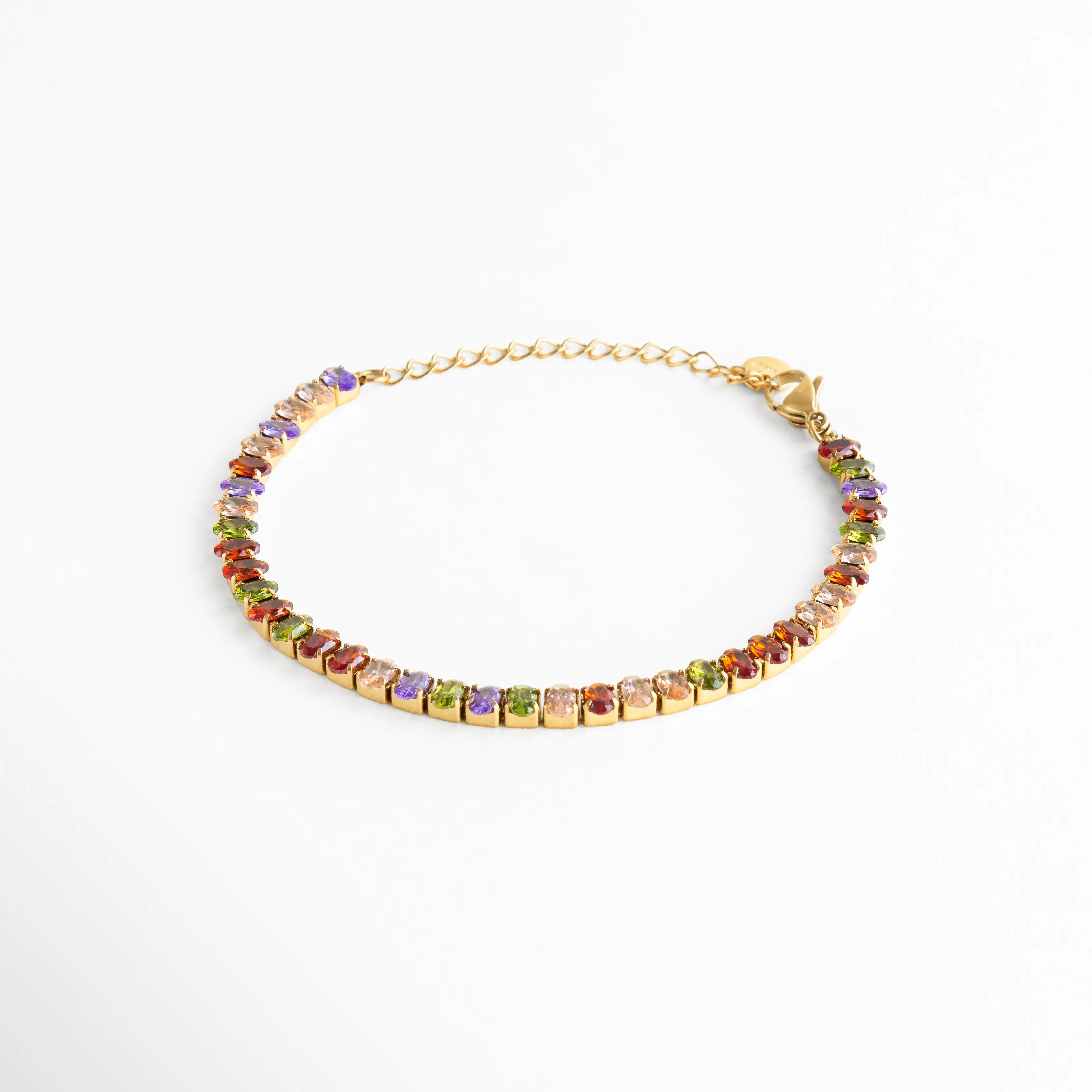 Diseño elegante con piedras en tonos amatista, ámbar, verde olivo y champaña, ideal para añadir color con sutileza.