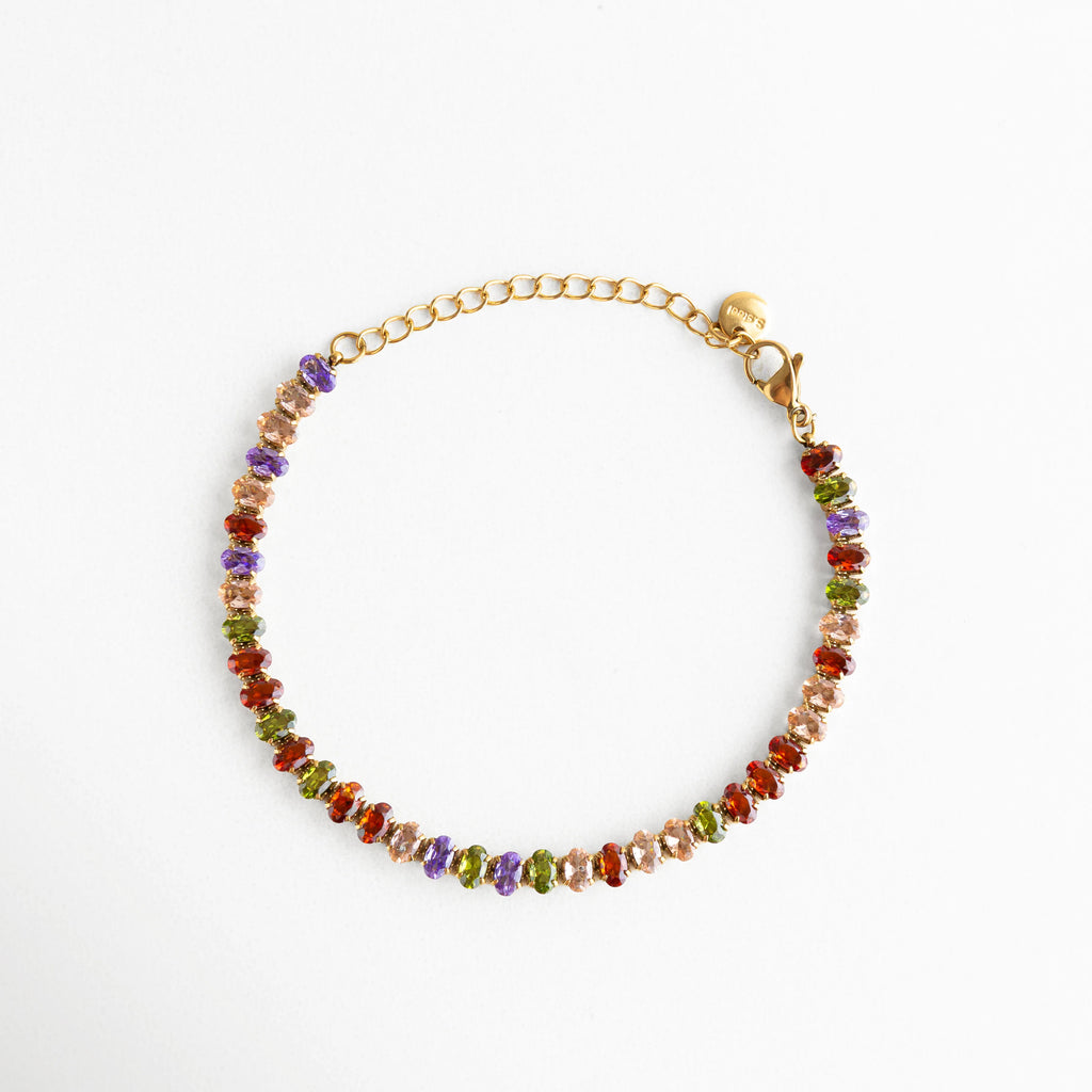 Pulsera de cristales de colores vibrantes sobre base dorada, perfecta para combinar con otras piezas o usar como acento principal.