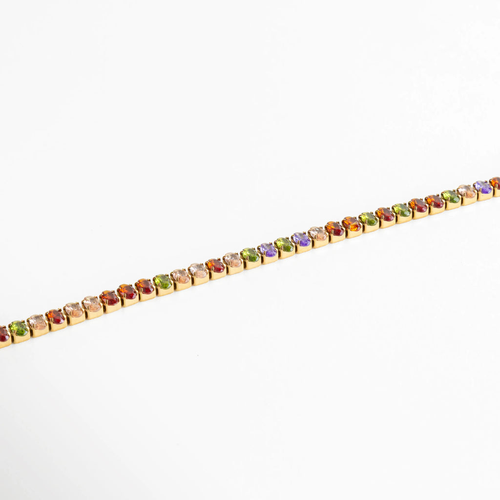 Pulsera dorada con cristales multicolor engastados en corte redondo, una pieza llena de energía y luminosidad.