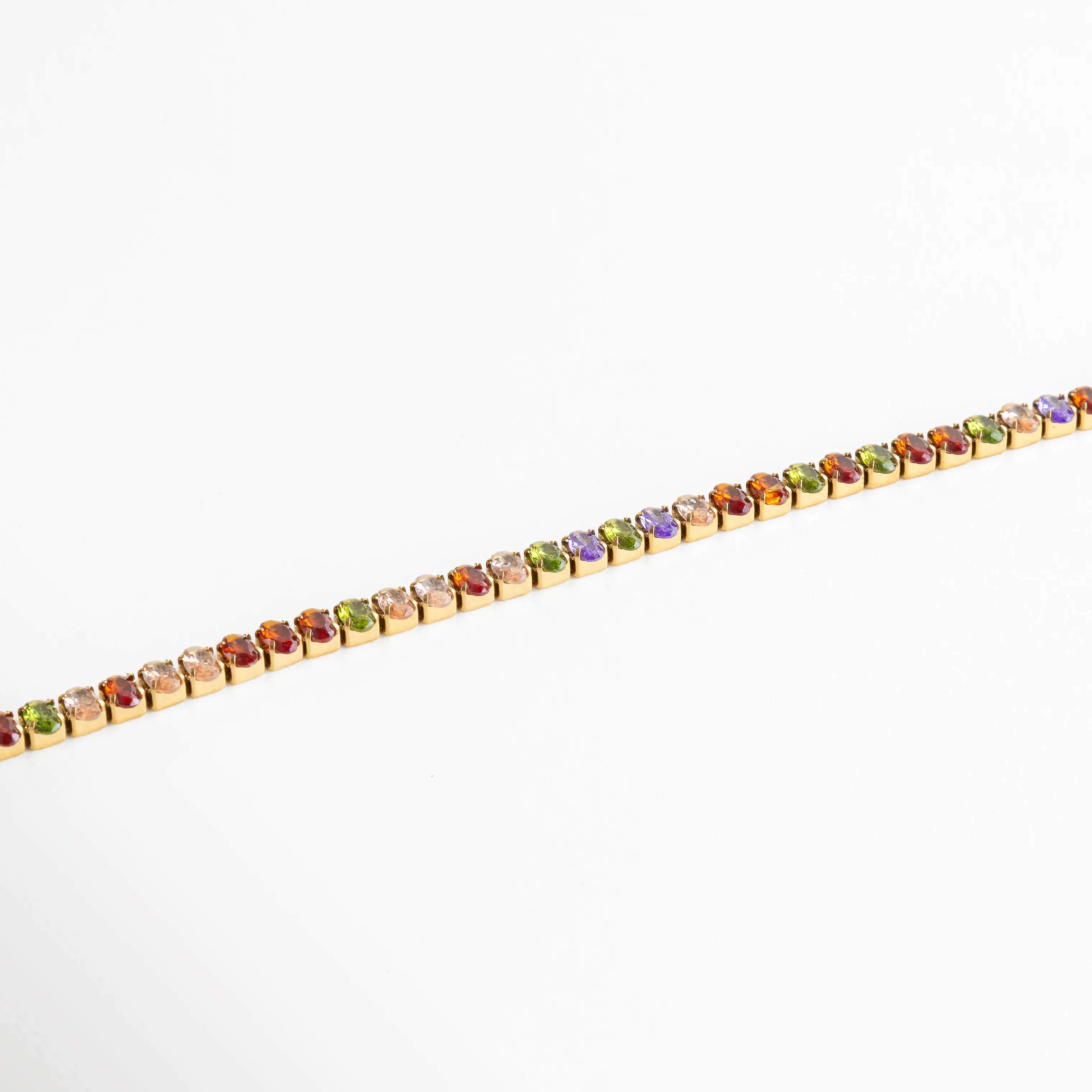 Pulsera dorada con cristales multicolor engastados en corte redondo, una pieza llena de energía y luminosidad.