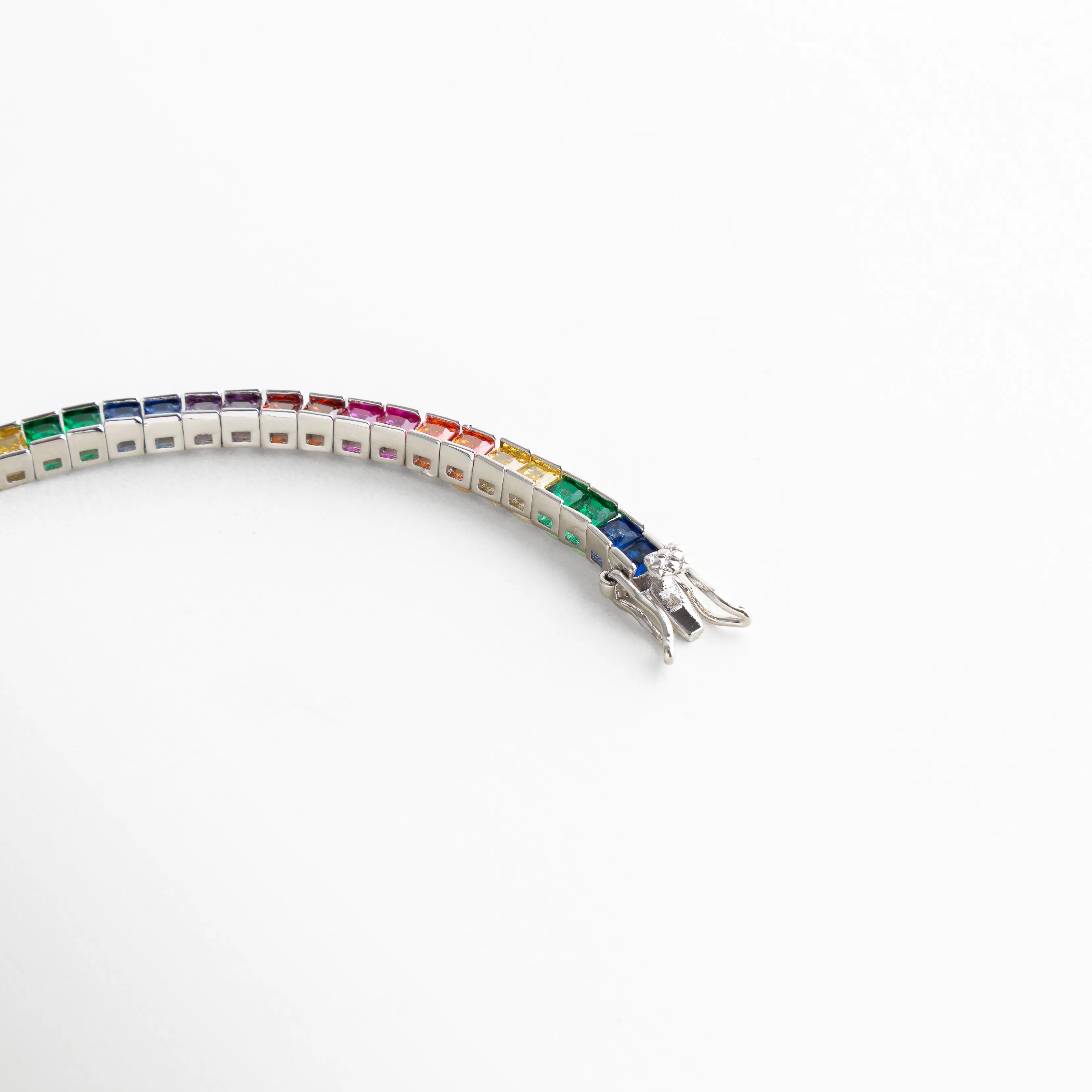 Pulsera plateada con cristales en tonos del arcoíris y cierre de seguridad, un diseño vibrante y moderno.