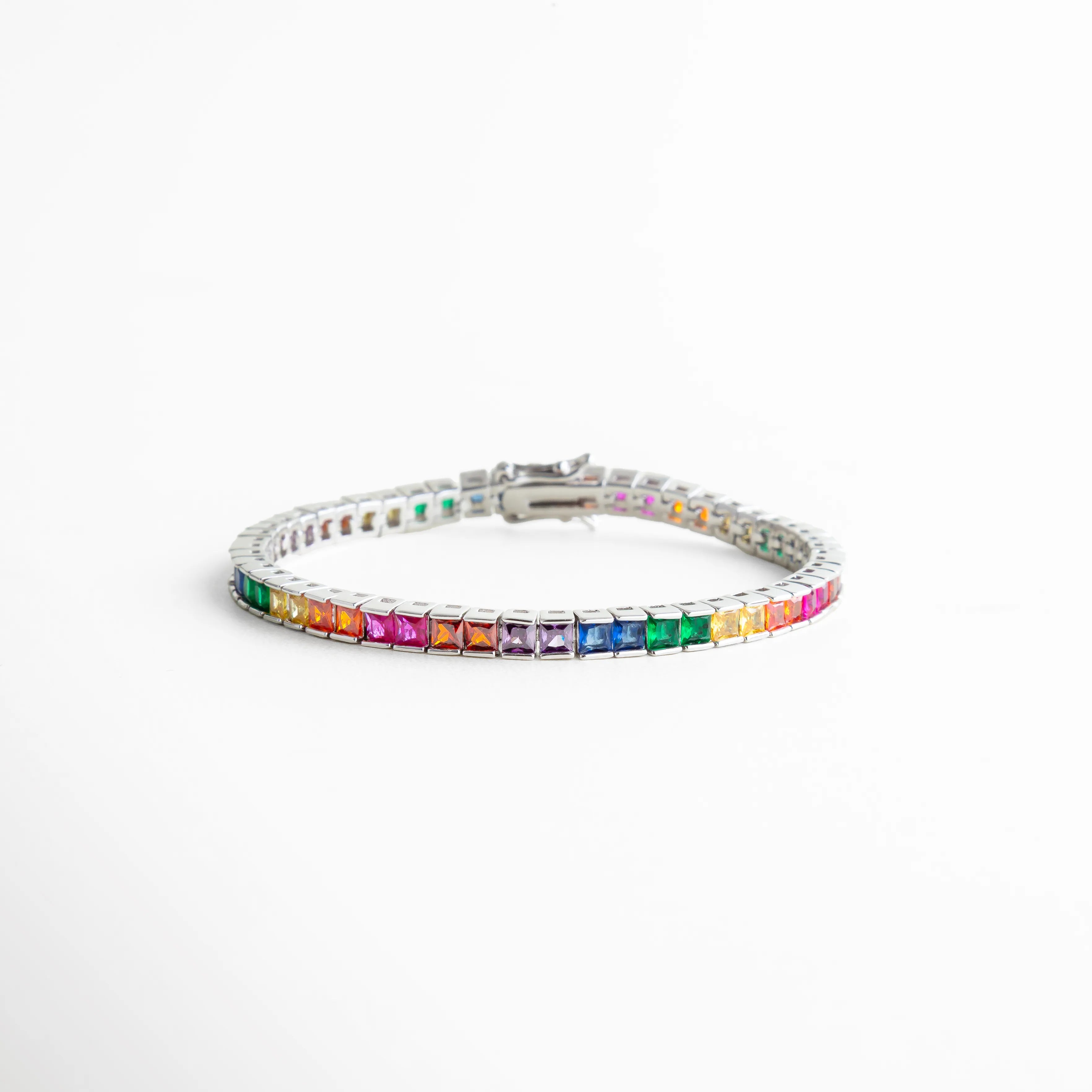 Diseño tipo tennis en baño plateado con piedras cuadradas multicolor, reflejando luz con un estilo juvenil y elegante.