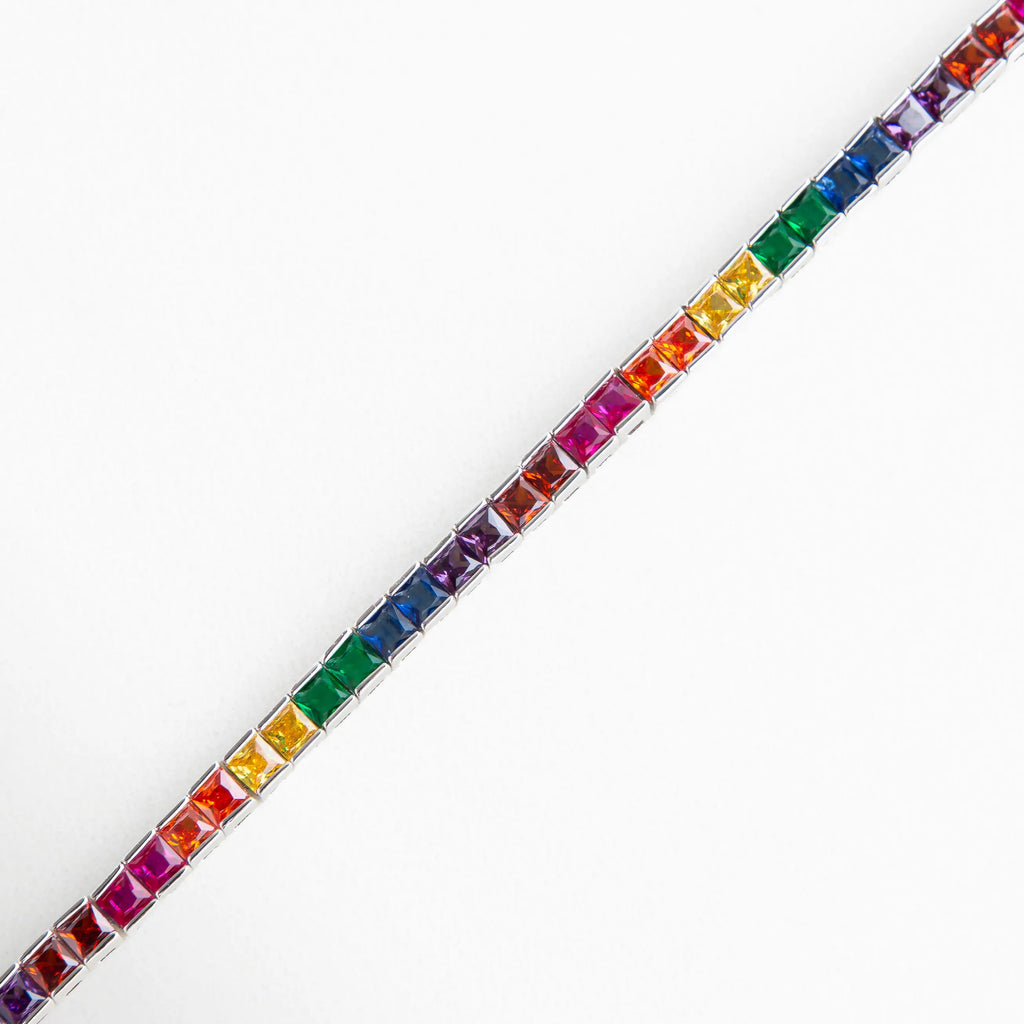 Cristales en corte baguette de colores intensos montados sobre estructura plateada, una pieza versátil para cualquier ocasión.