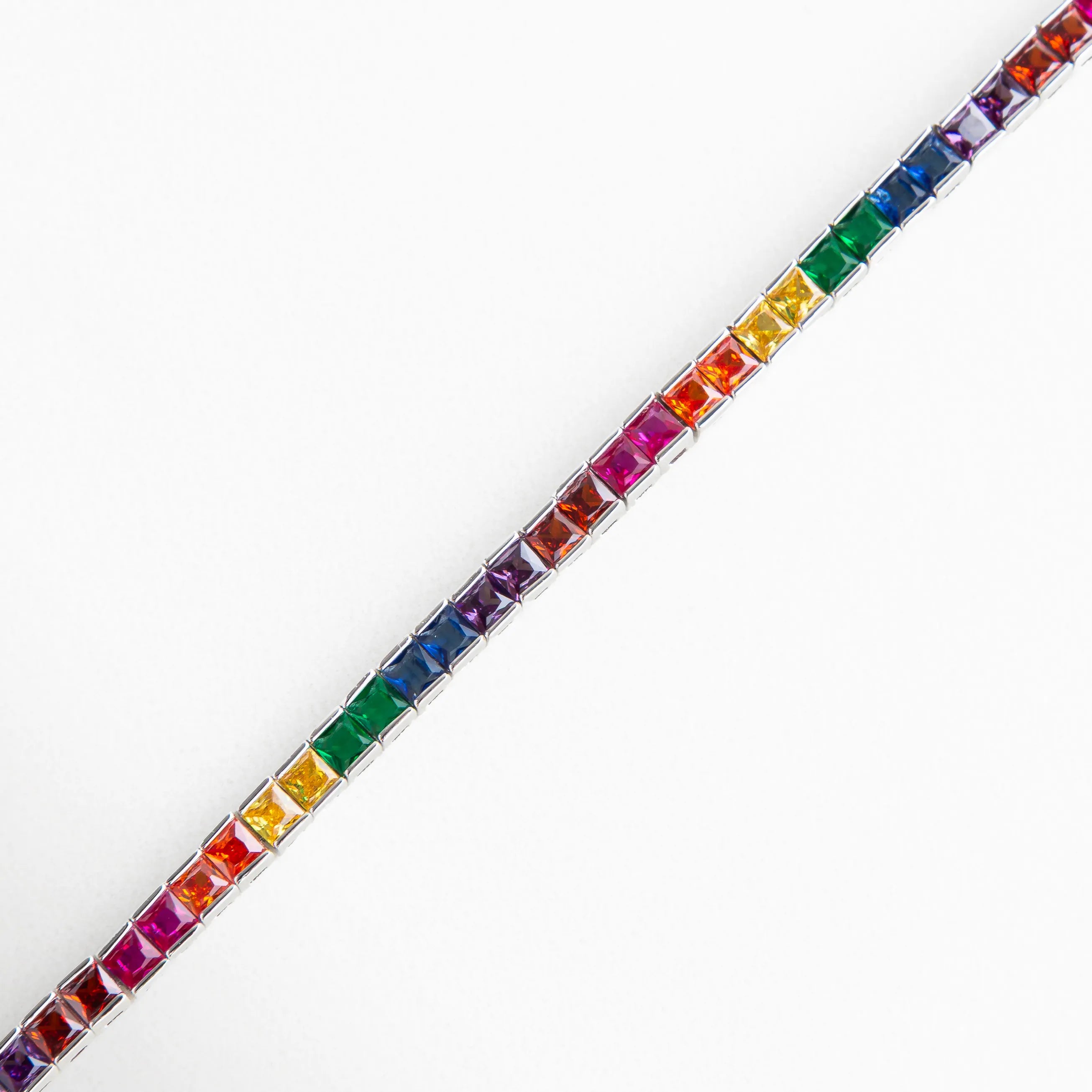 Cristales en corte baguette de colores intensos montados sobre estructura plateada, una pieza versátil para cualquier ocasión.