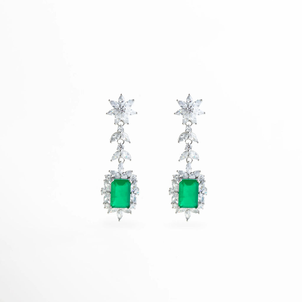 aretes largos plateados con piedra verde corte rectangular y circonias brillantes, aretes elegantes con piedra verde central y diseño vertical delicado, aretes statement plateados con detalle de circonias y piedra verde, aretes finos de fiesta con piedra verde y brillo sutil, aretes largos sofisticados con composición geométrica y acabado plateado