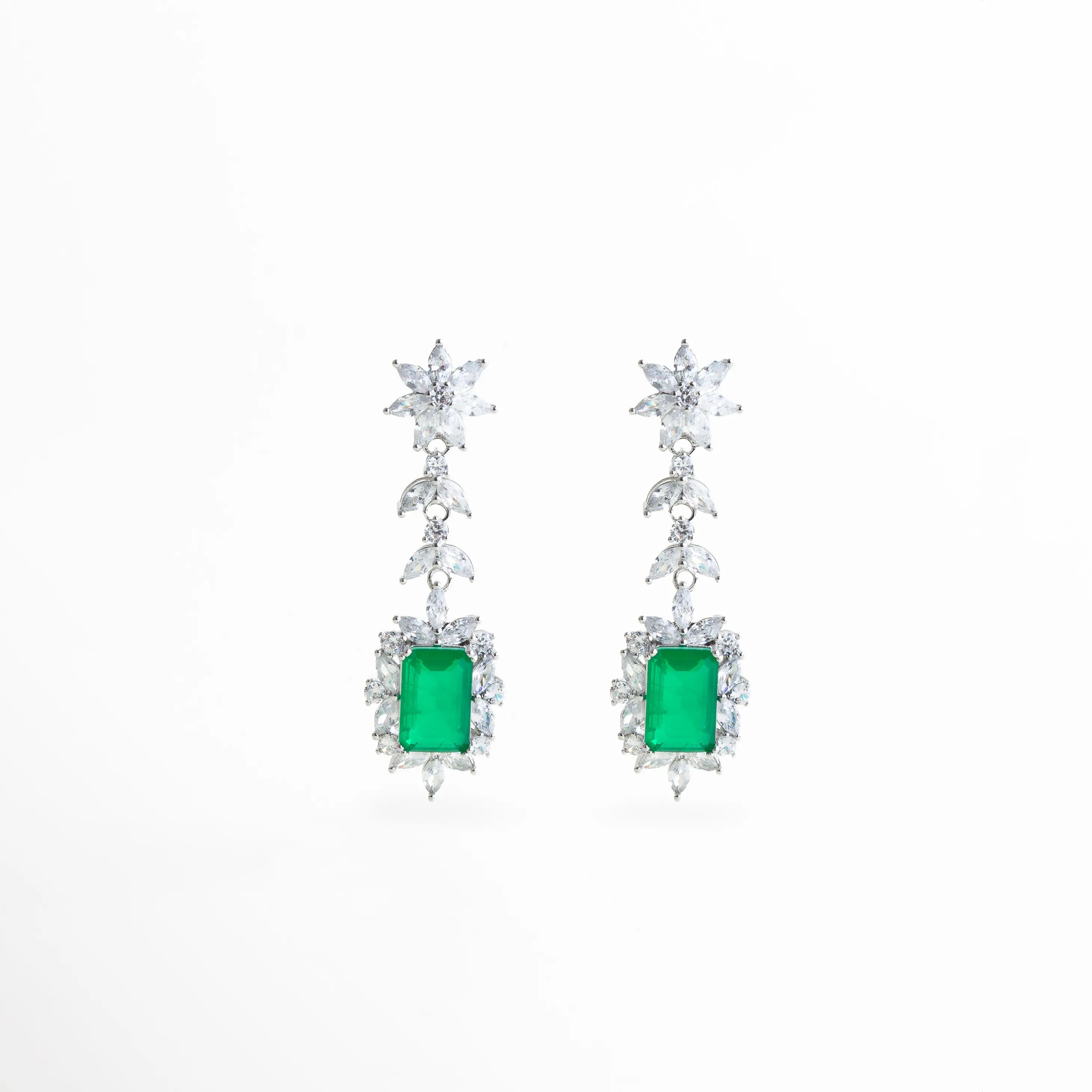 aretes largos plateados con piedra verde corte rectangular y circonias brillantes, aretes elegantes con piedra verde central y diseño vertical delicado, aretes statement plateados con detalle de circonias y piedra verde, aretes finos de fiesta con piedra verde y brillo sutil, aretes largos sofisticados con composición geométrica y acabado plateado