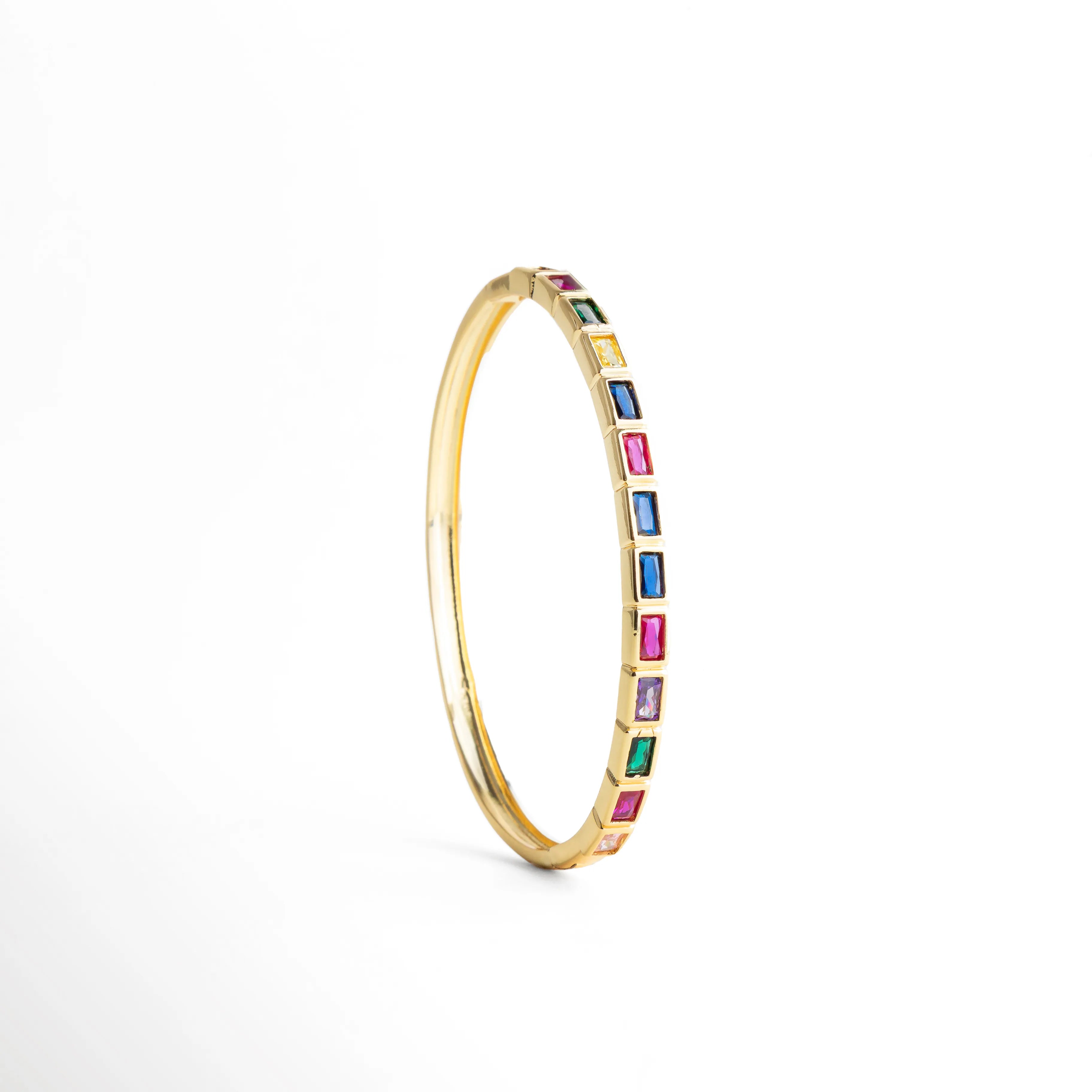 Pulsera dorada en forma circular con zirconias multicolor, Vista frontal de pulsera tipo aro con piedras de colores, Pulsera completa en círculo con diseño vibrante y elegante, Forma redonda de pulsera con incrustaciones multicolor, Pulsera tipo bangle con piedras brillantes de colores
