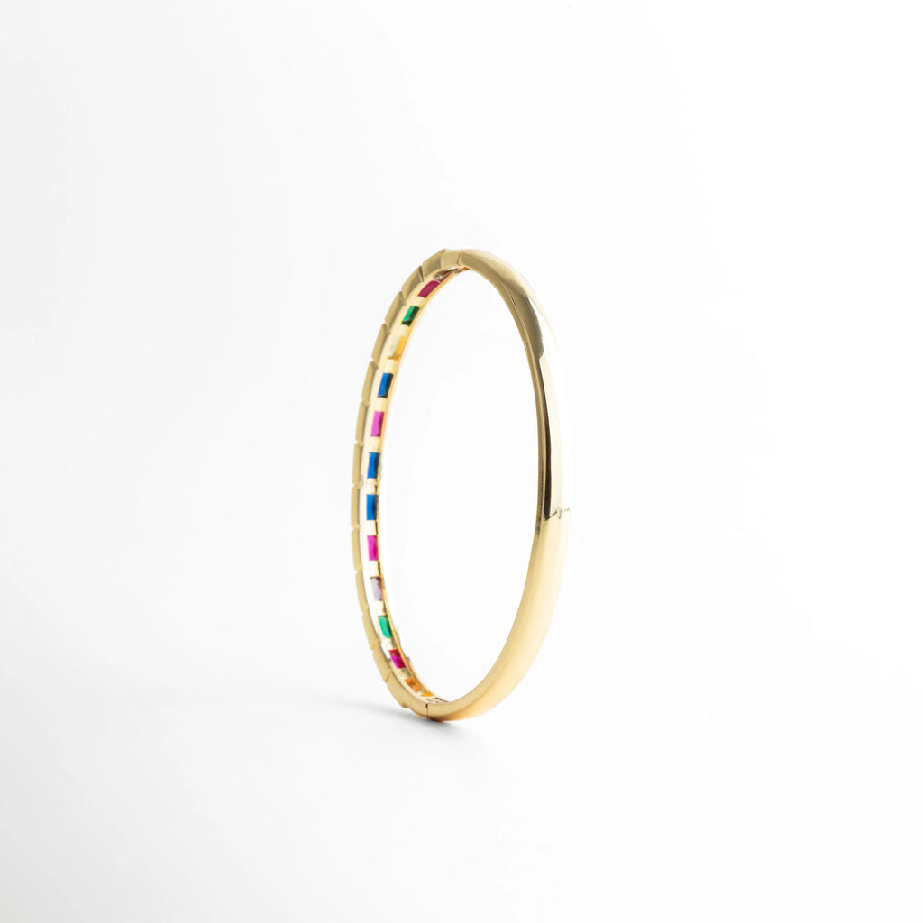 Pulsera dorada vertical con zirconias multicolor brillantes, Vista lateral vertical de pulsera con diseño elegante y colorido, Pulsera en ángulo mostrando piedras multicolor y acabado dorado, Detalle vertical de pulsera con zirconias brillantes, Pulsera Jolie con enfoque lateral y diseño vibrante