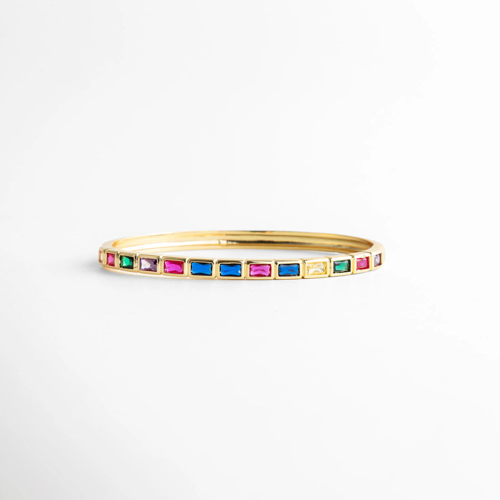 Pulsera dorada con zirconias multicolor y diseño fino elegante, Pulsera Jolie con piedras de colores y acabado en oro 18K, Pulsera delgada dorada con zirconias brillantes multicolor, Pulsera elegante con incrustaciones de colores vibrantes, Pulsera dorada con diseño minimalista y piedras multicolor