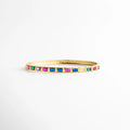 Pulsera dorada con zirconias multicolor y diseño fino elegante, Pulsera Jolie con piedras de colores y acabado en oro 18K, Pulsera delgada dorada con zirconias brillantes multicolor, Pulsera elegante con incrustaciones de colores vibrantes, Pulsera dorada con diseño minimalista y piedras multicolor