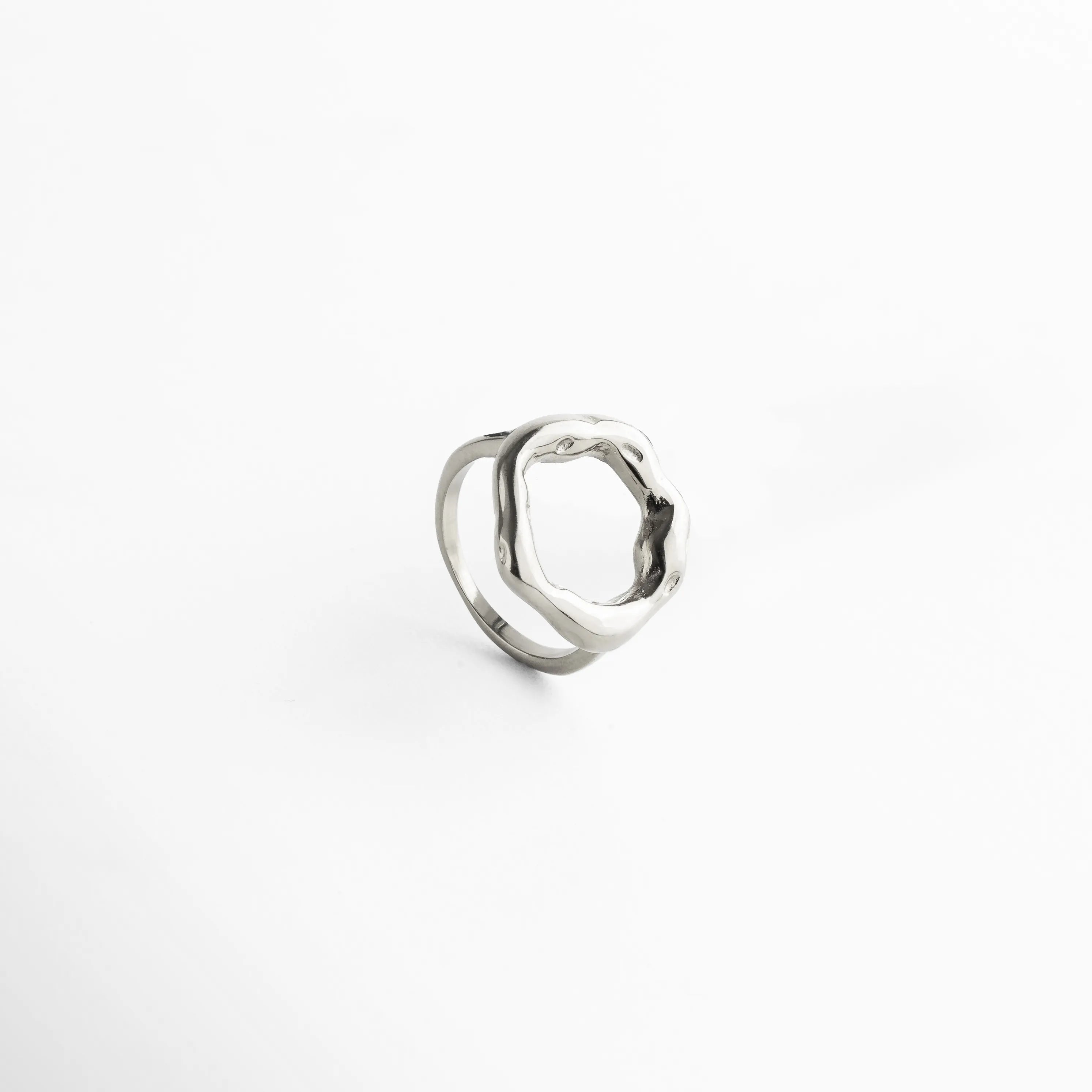 Diseño artístico con líneas suaves y acabado brillante, ideal para combinar con otros anillos plateados.