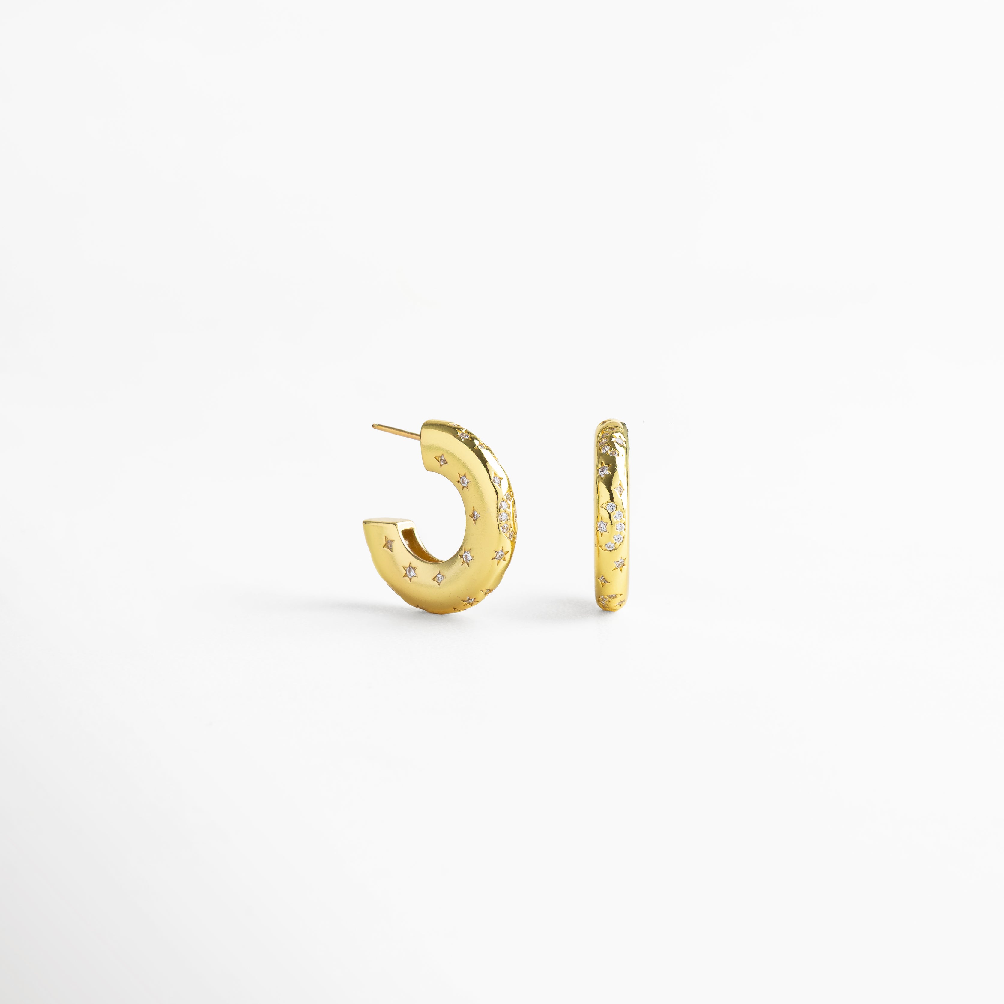 Aretes de aro en cobre con recubrimiento enchapado en oro 18K, superficie pulida con incrustaciones de diamantes de imitación y pequeñas estrellas grabadas, diseño contemporáneo que mezcla estilo moderno y elegancia atemporal