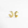 Aretes de aro en cobre con recubrimiento en oro 18K e incrustaciones de diamantes de imitación, diseño grueso de 2 cm de largo y 0.5 cm de ancho con grabado de estrellas, joya moderna y elegante que simboliza fuerza y confianza.