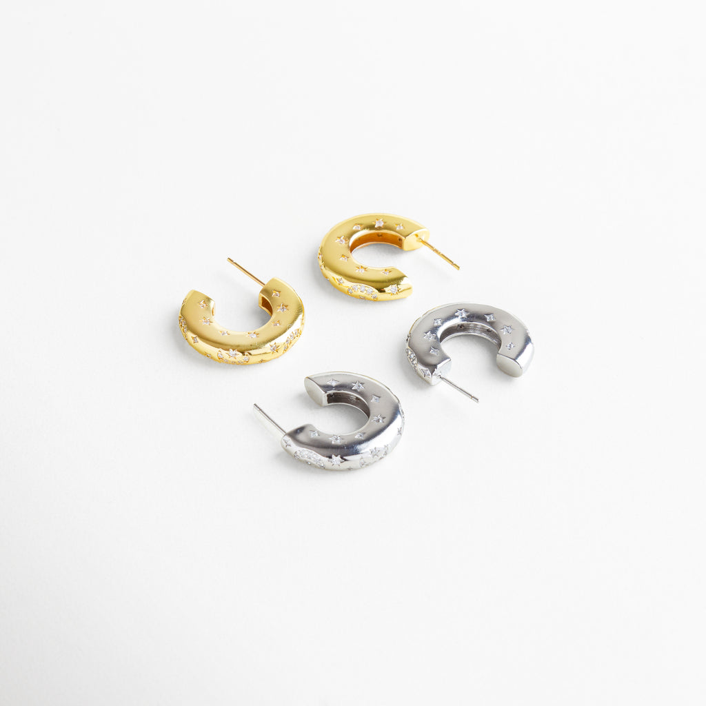 Aretes de aro de cobre con recubrimiento en oro blanco 18K y oro 18K, diseño grueso con grabados de estrellas e incrustaciones de diamantes de imitación, imagen mostrando ambas versiones metálicas como opción versátil y sofisticada.