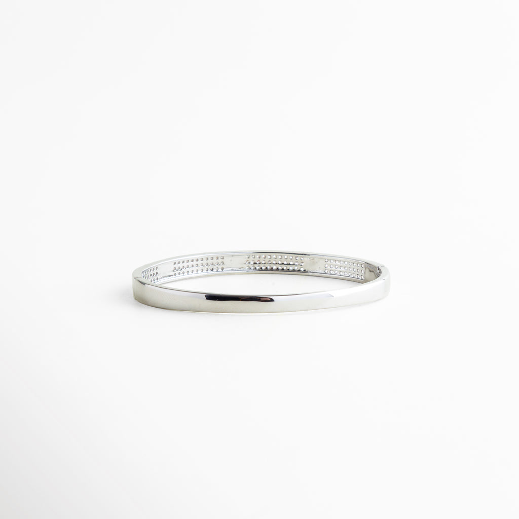 pulsera rígida delgada vista lateral, perfil de pulsera minimalista con acabado liso, pulsera metálica delgada desde costado, joya femenina pulsera rígida lateral, pulsera moderna de silueta fina