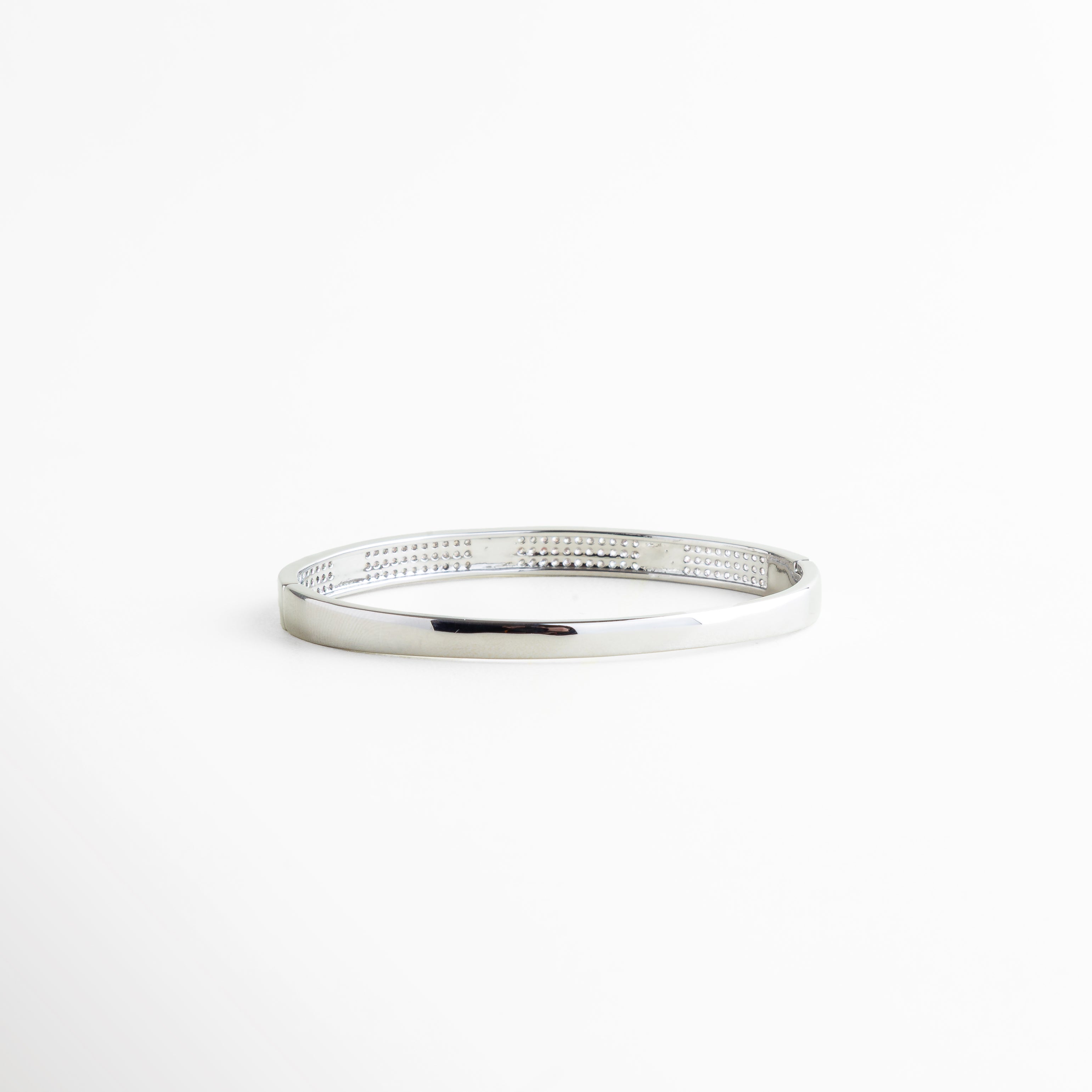 pulsera rígida delgada vista lateral, perfil de pulsera minimalista con acabado liso, pulsera metálica delgada desde costado, joya femenina pulsera rígida lateral, pulsera moderna de silueta fina
