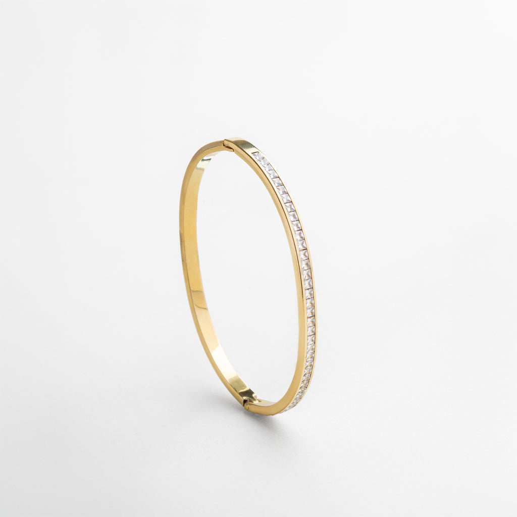 zirconias diamante incrustadas con precisión, corte brillante que refleja la luz en cada movimiento, engaste seguro y delicado, acabado pulido de alta calidad, combinación perfecta de lujo y modernidad