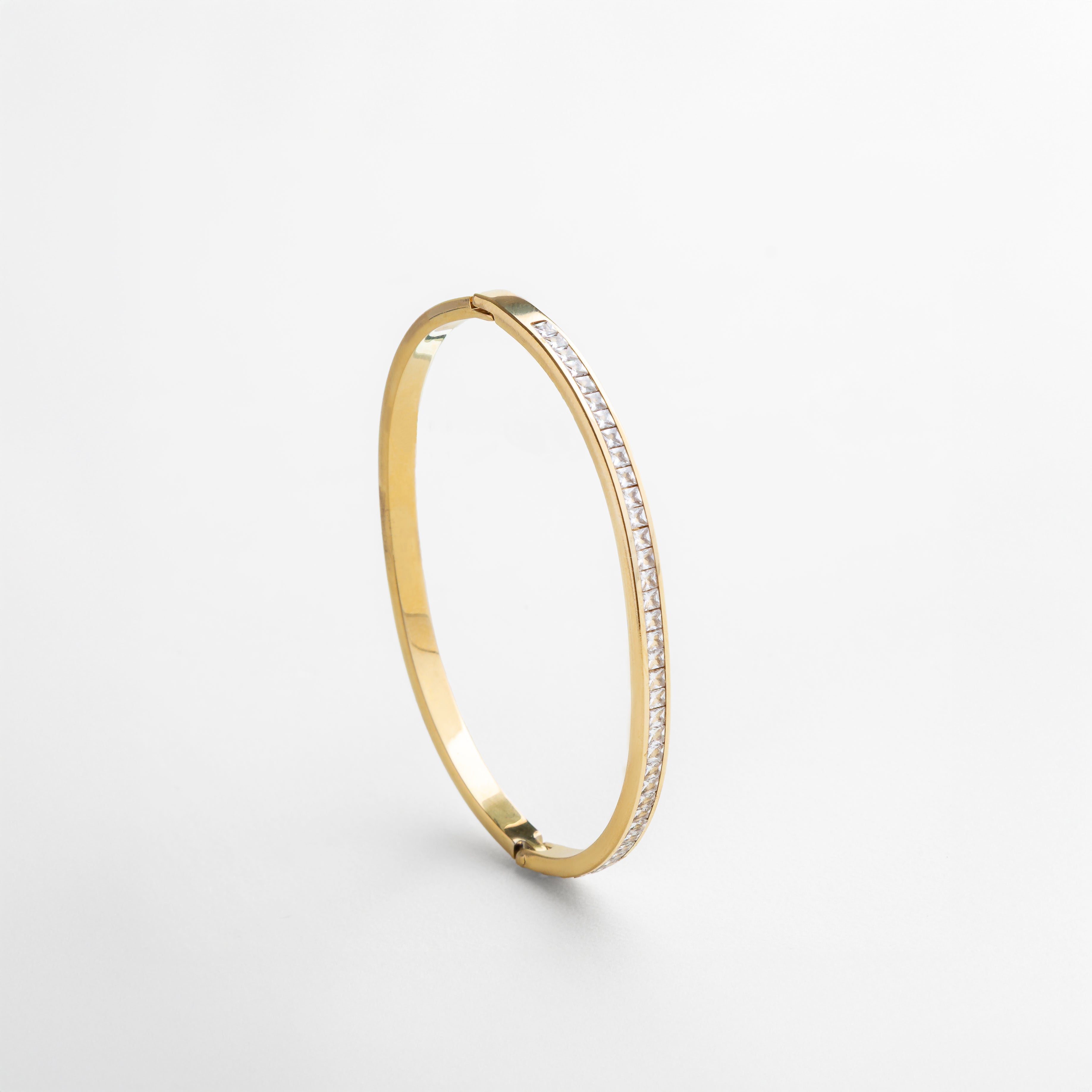 zirconias diamante incrustadas con precisión, corte brillante que refleja la luz en cada movimiento, engaste seguro y delicado, acabado pulido de alta calidad, combinación perfecta de lujo y modernidad